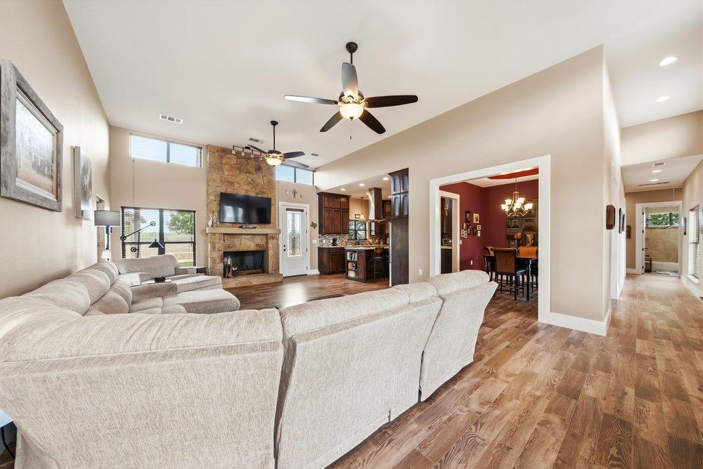 115 Lakeside Cv, Martindale, TX 78655