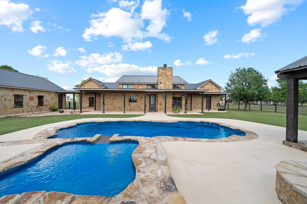 115 Lakeside Cv, Martindale, TX 78655