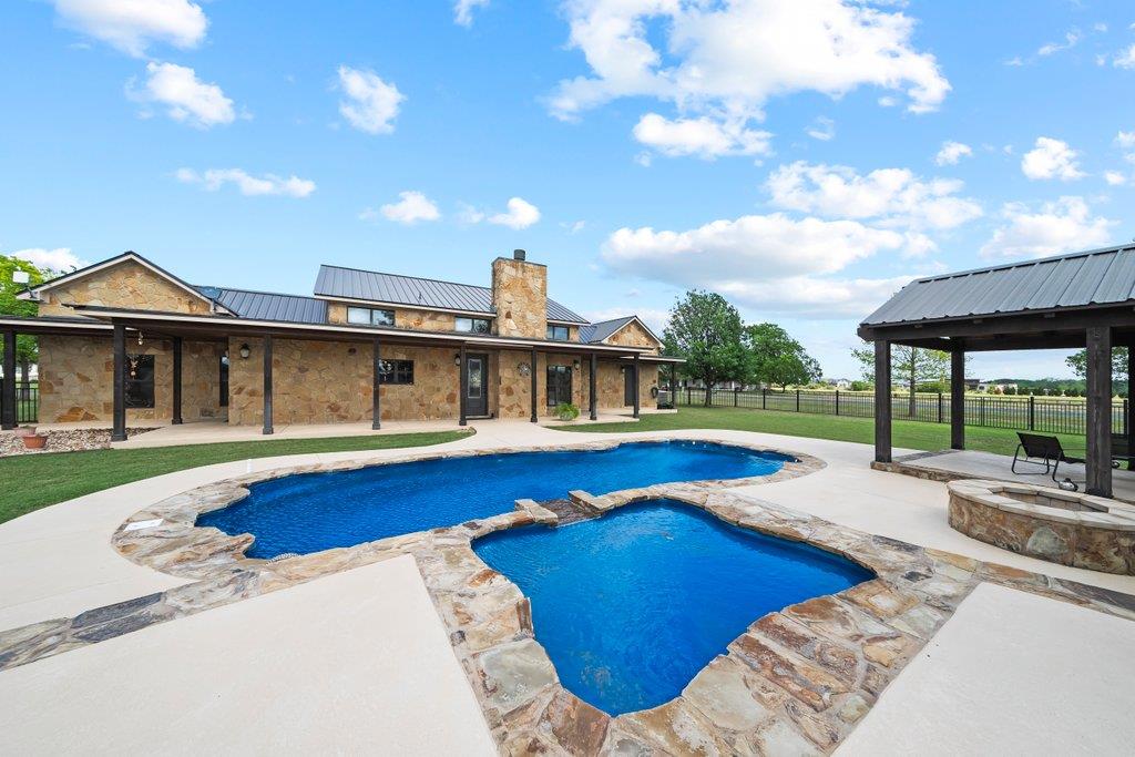 115 Lakeside Cv, Martindale, TX 78655