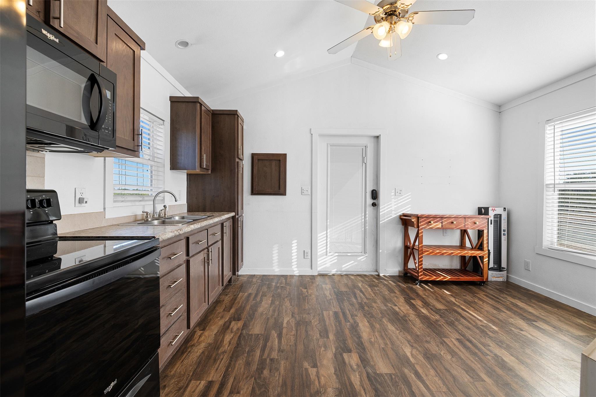 3270 Fm 671, Luling, TX 78648