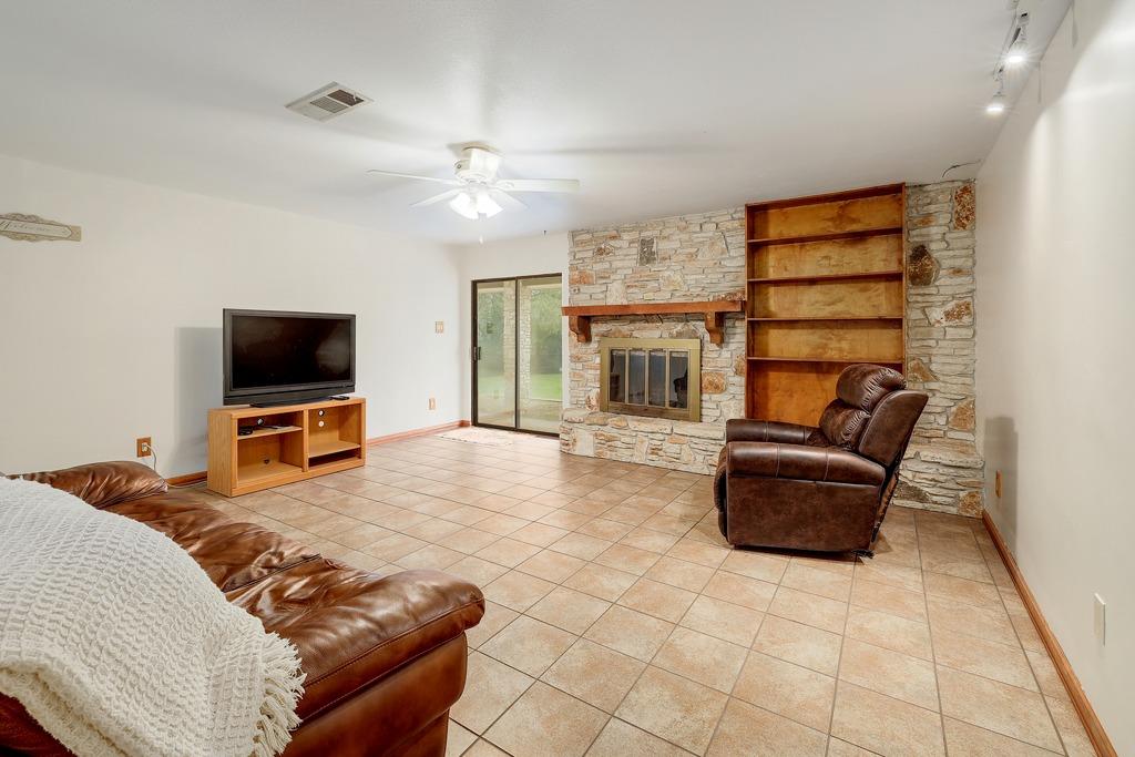 986 Shiloh Rd, Bastrop, TX 78602