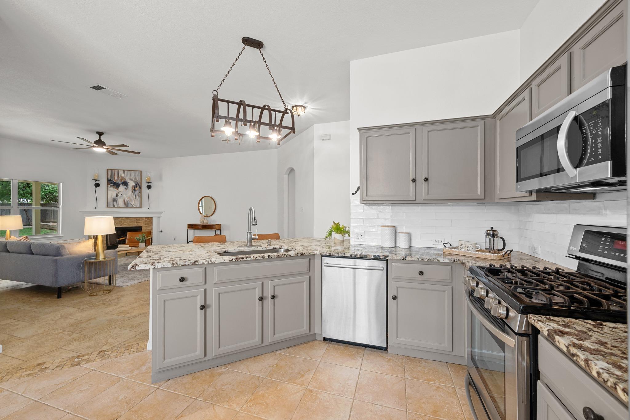 1001 Mapleridge Cir, Leander, TX 78641