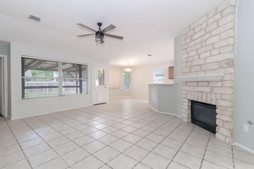 1902 Hollow Tree Blvd, Round Rock, TX 78681