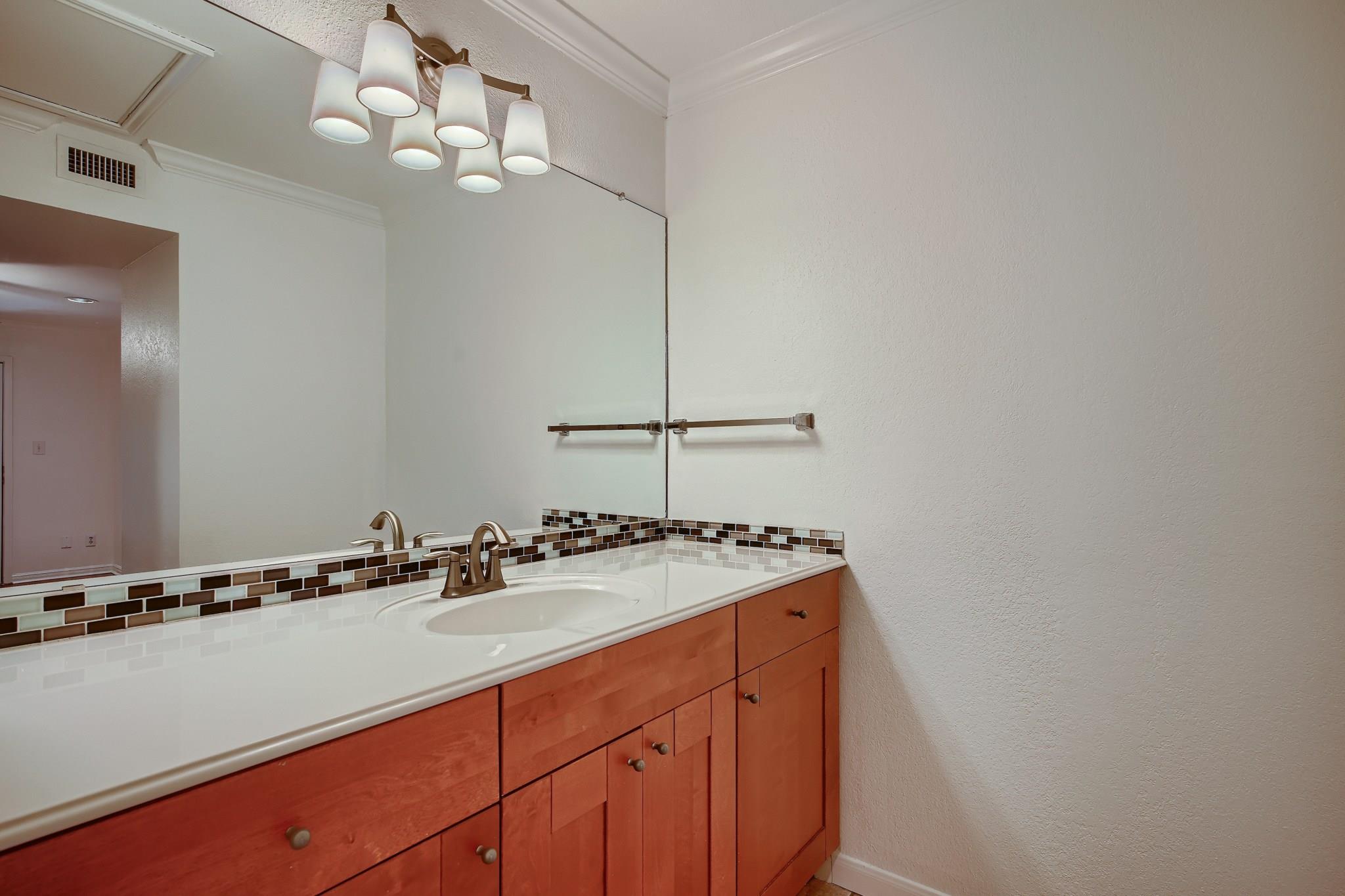 7685 Northcross Dr # 323, Austin, TX 78757