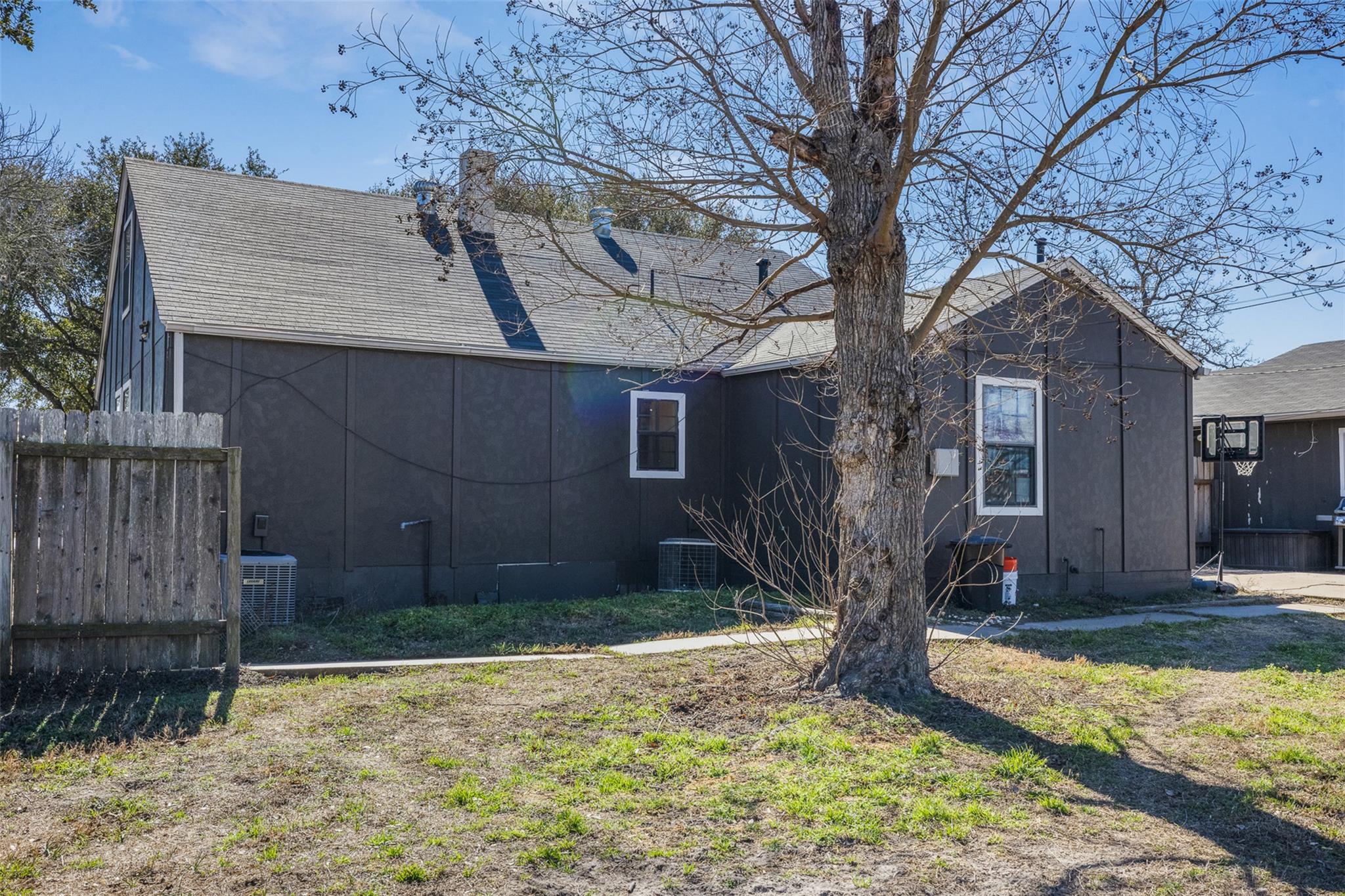1479 E Hempstead St, Giddings, TX 78942