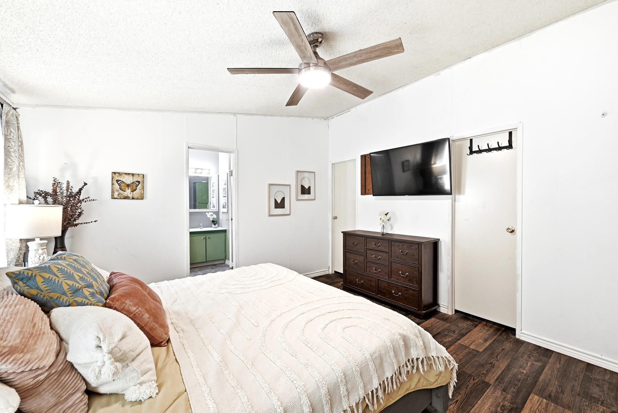 124 Coyote Ln, Elgin, TX 78621