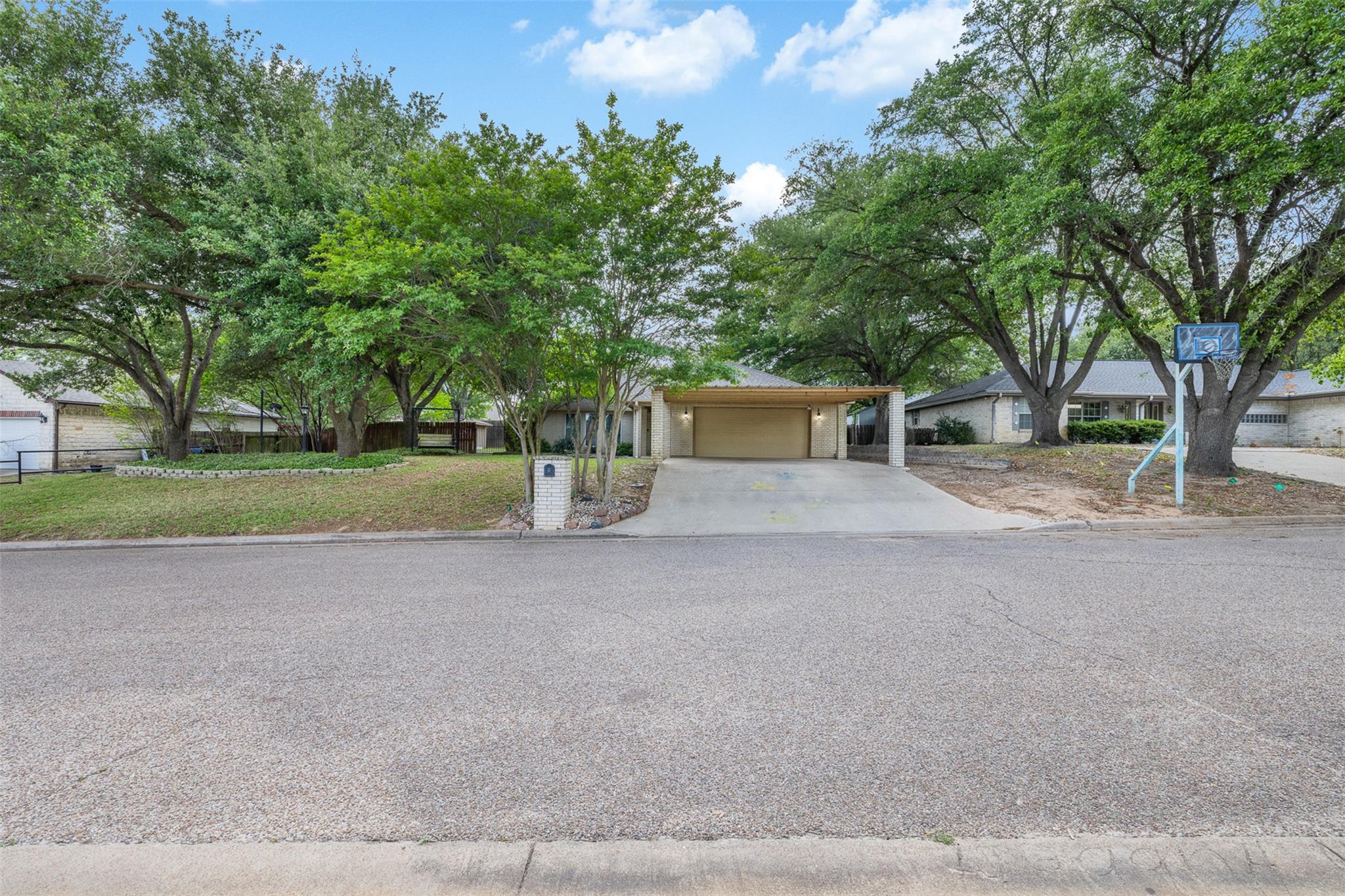 705 Palmer St, Rockdale, TX 76567