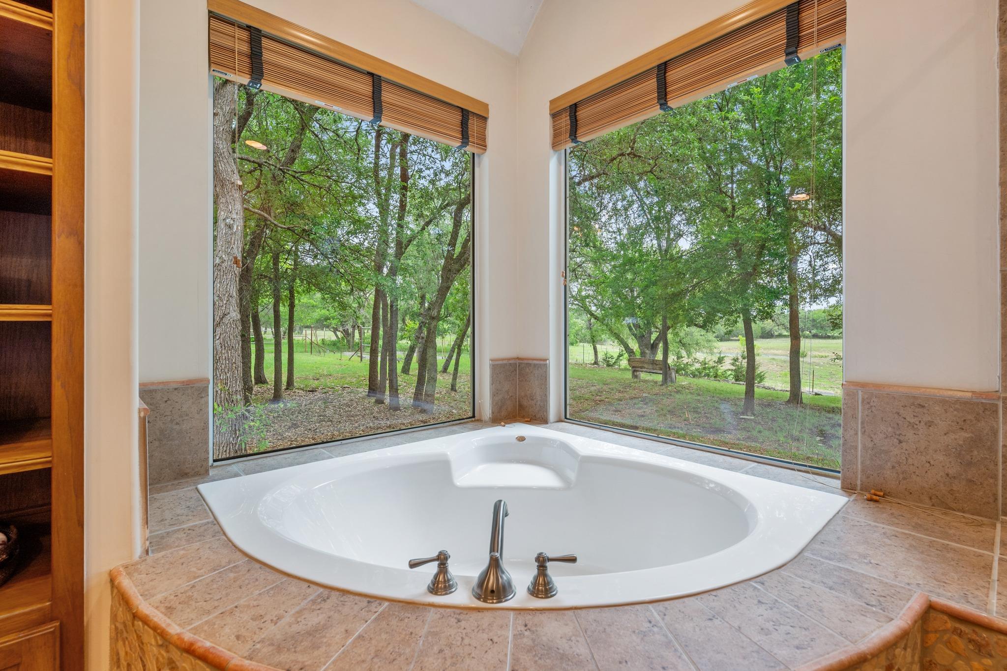 201 Shady Oaks Trl, Liberty Hill, TX 78642