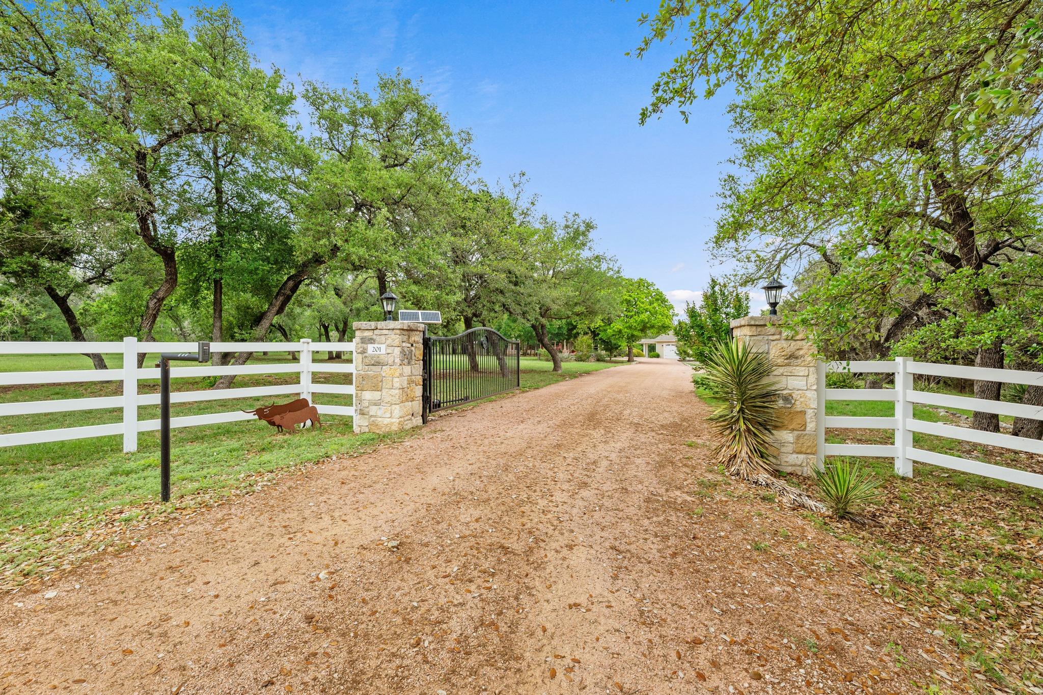 201 Shady Oaks Trl, Liberty Hill, TX 78642