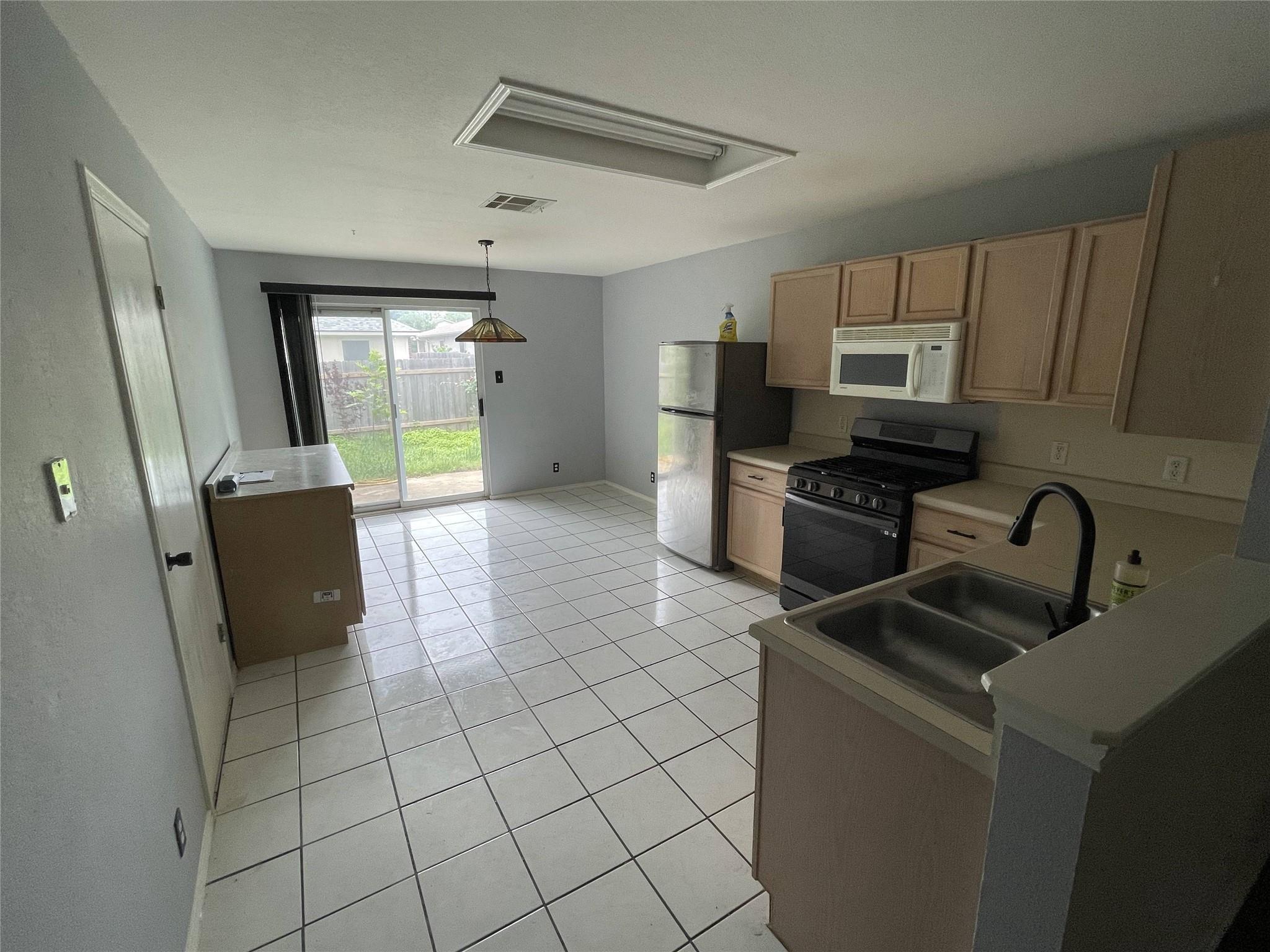 110 Brentwood Dr, Leander, TX 78641