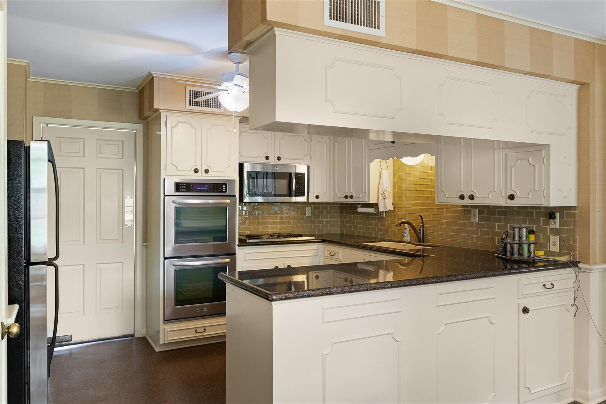 301 Cedar Cir, Brenham, TX 77833