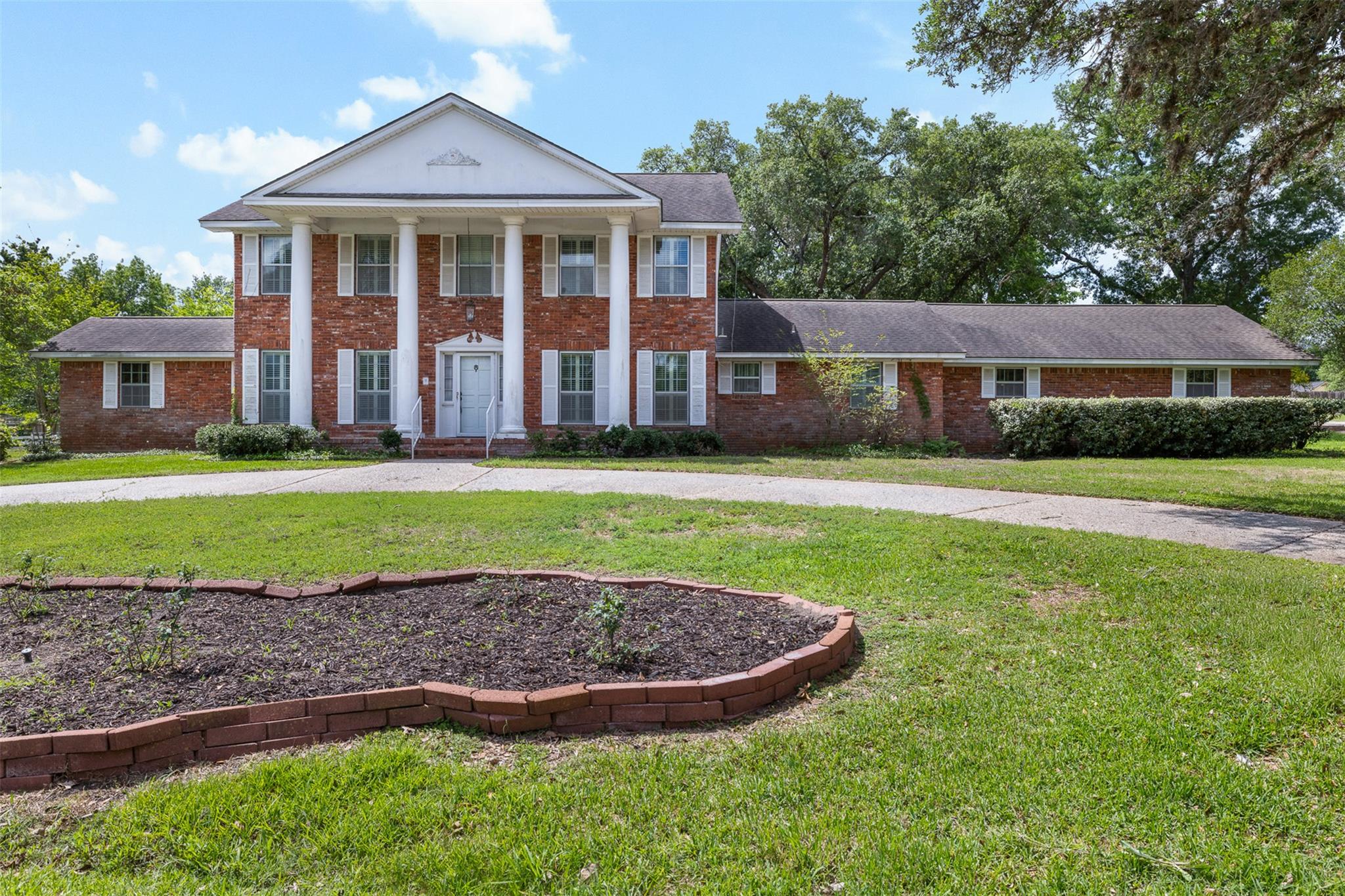 301 Cedar Cir, Brenham, TX 77833