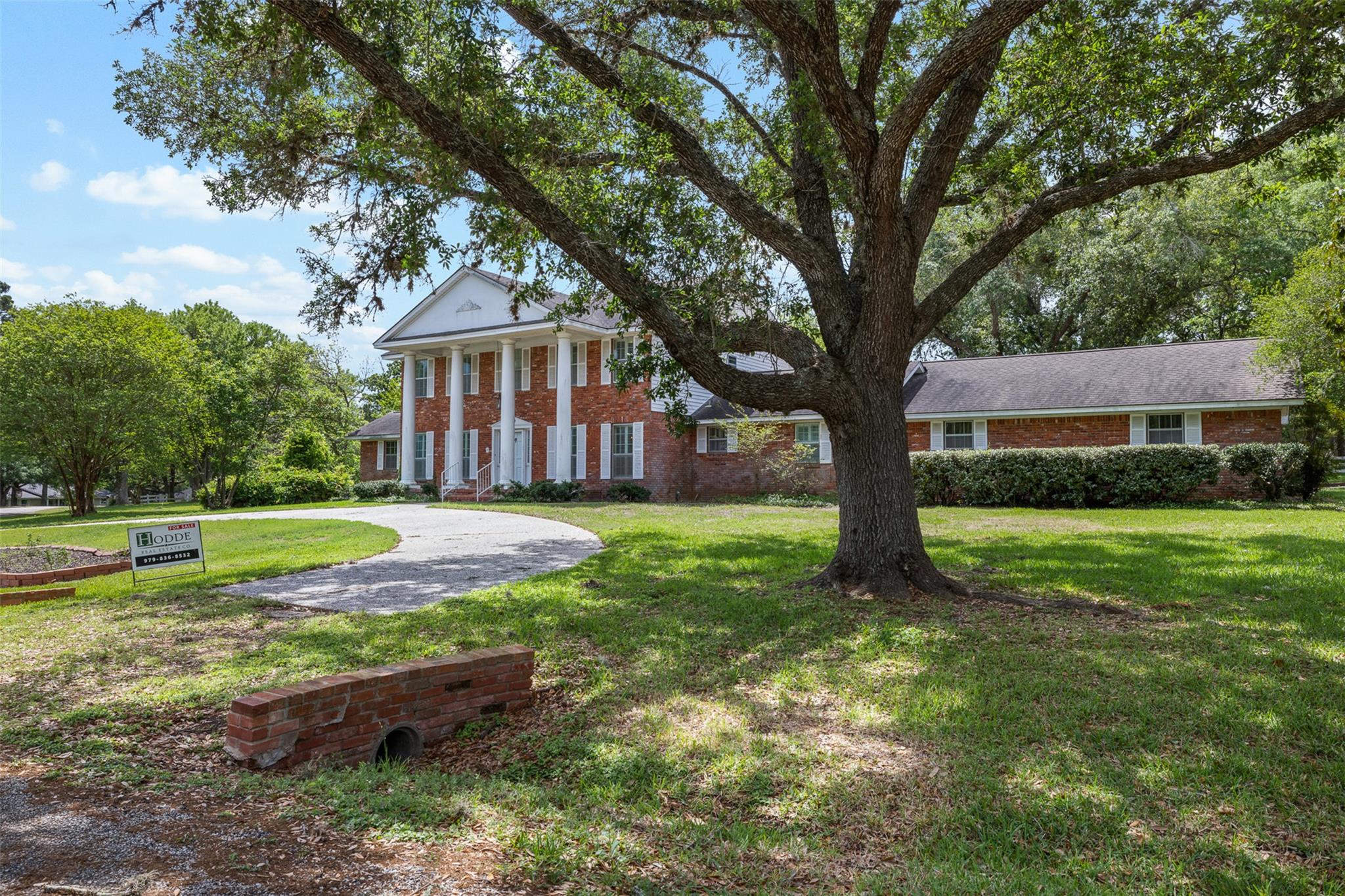 301 Cedar Cir, Brenham, TX 77833