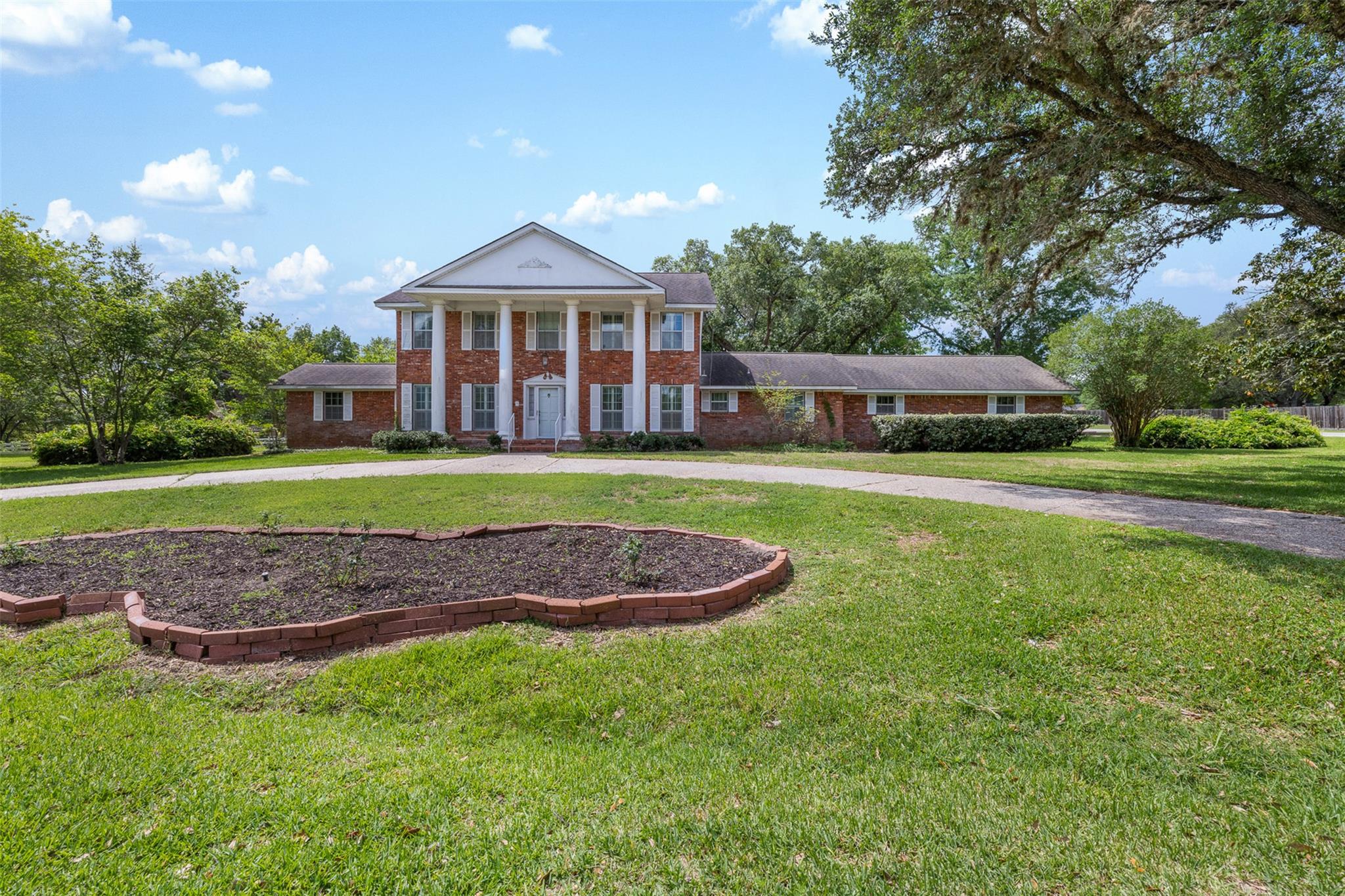 301 Cedar Cir, Brenham, TX 77833