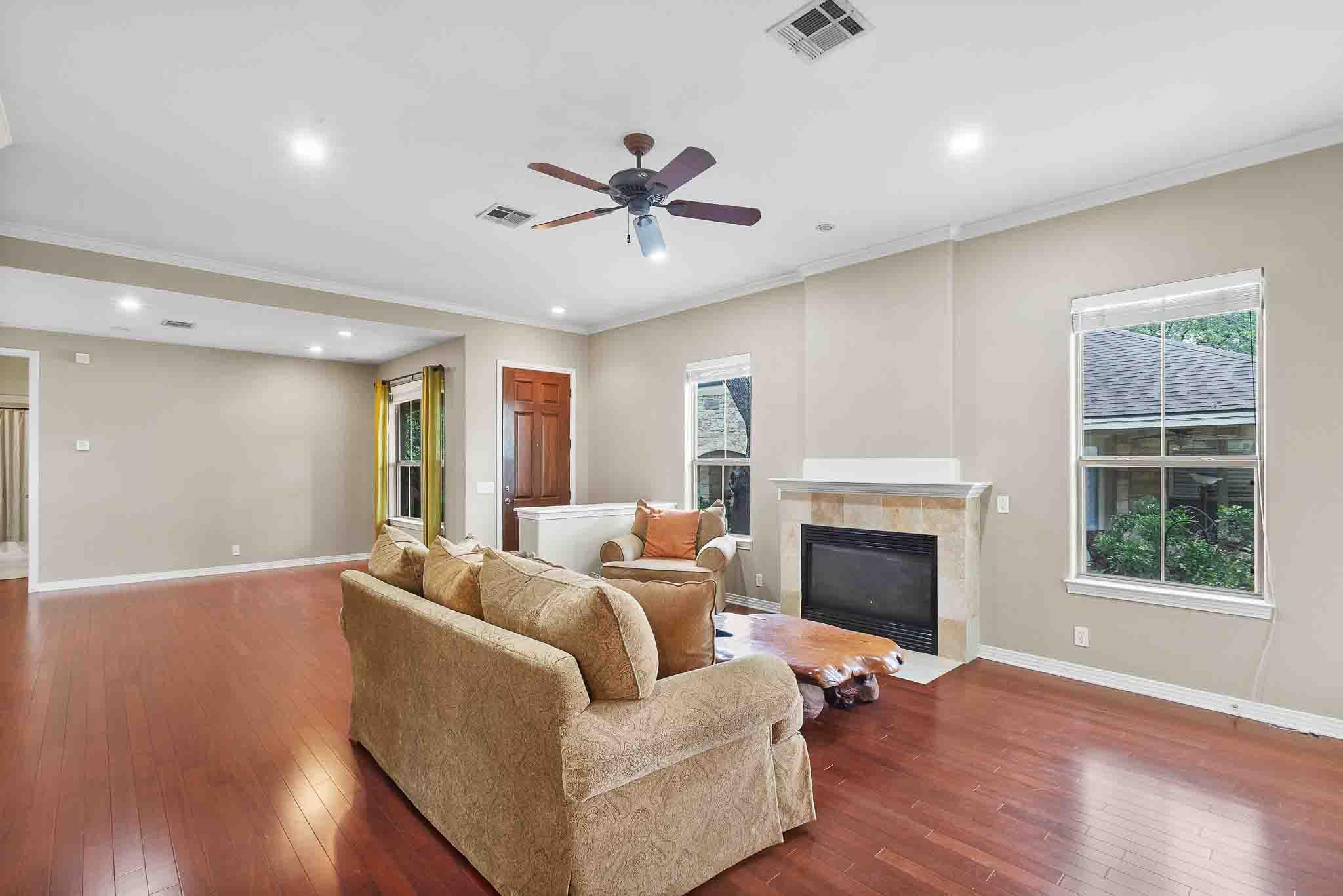 5800 Courtyard Dr # 2, Austin, TX 78731