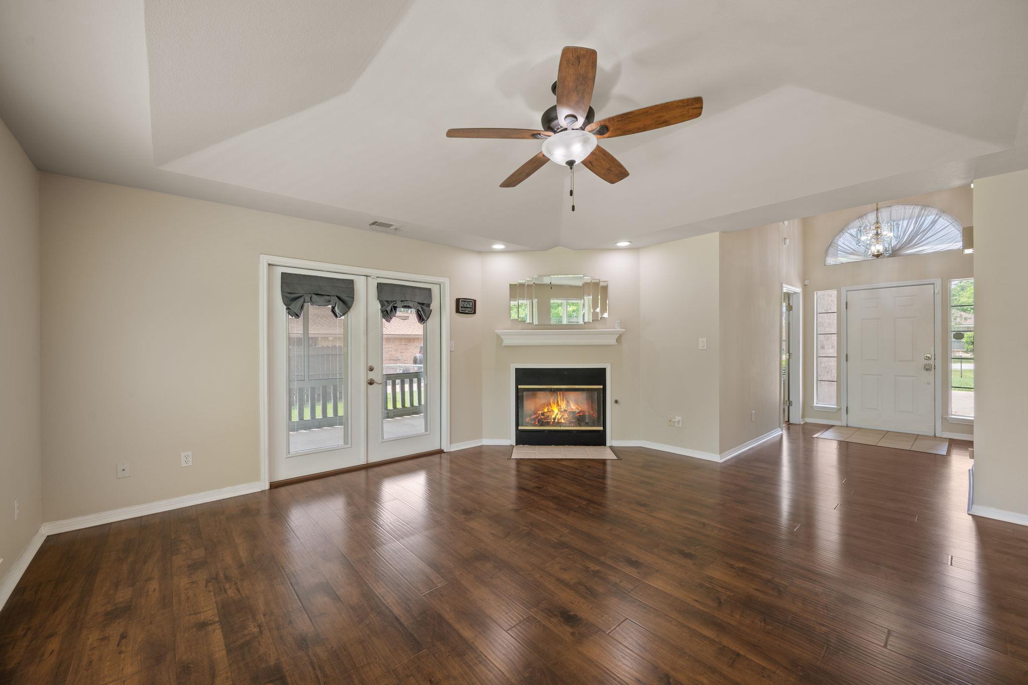 1816 Emerald Isle Dr, Leander, TX 78641