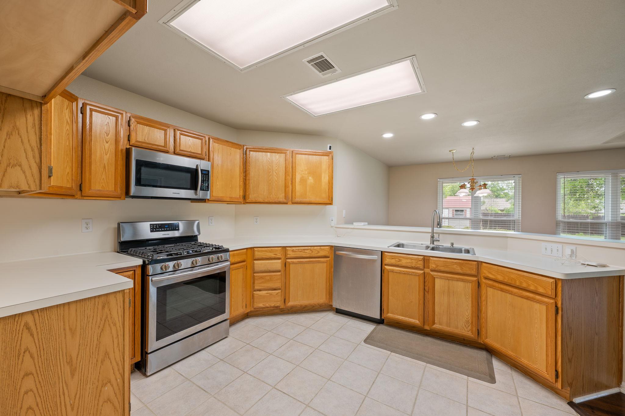 1816 Emerald Isle Dr, Leander, TX 78641