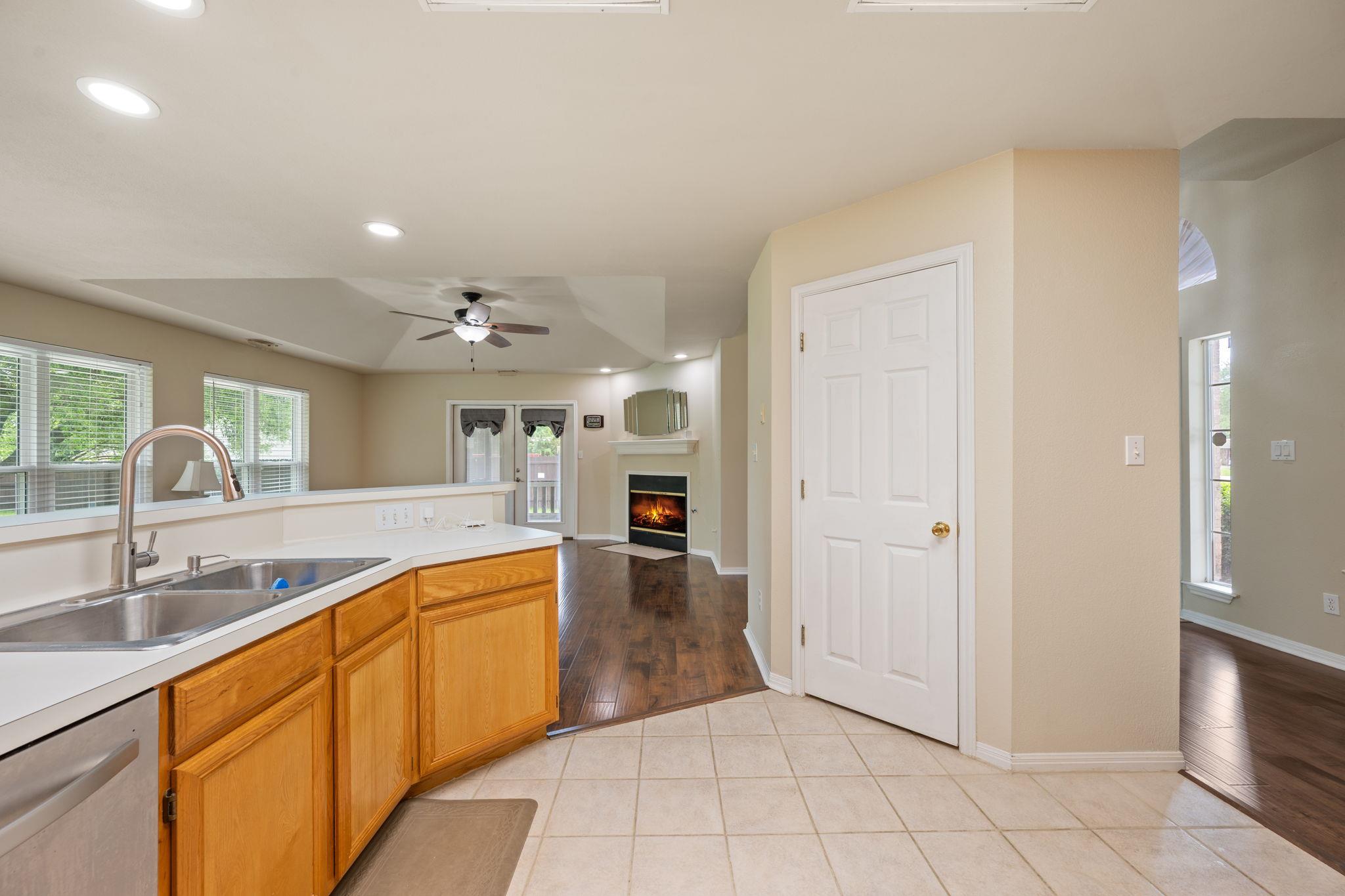 1816 Emerald Isle Dr, Leander, TX 78641