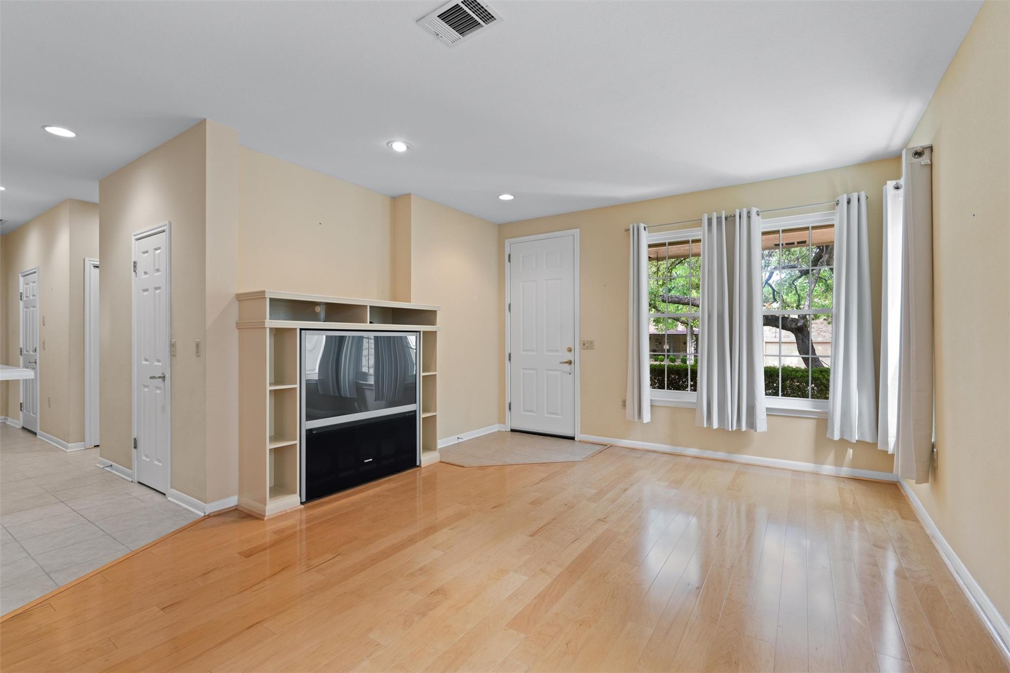 214 Whispering Wind Dr, Georgetown, TX 78633