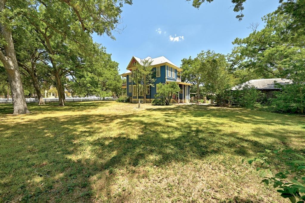 624 Saint Louis St, Gonzales, TX 78629