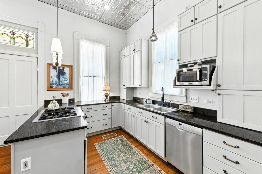 624 Saint Louis St, Gonzales, TX 78629