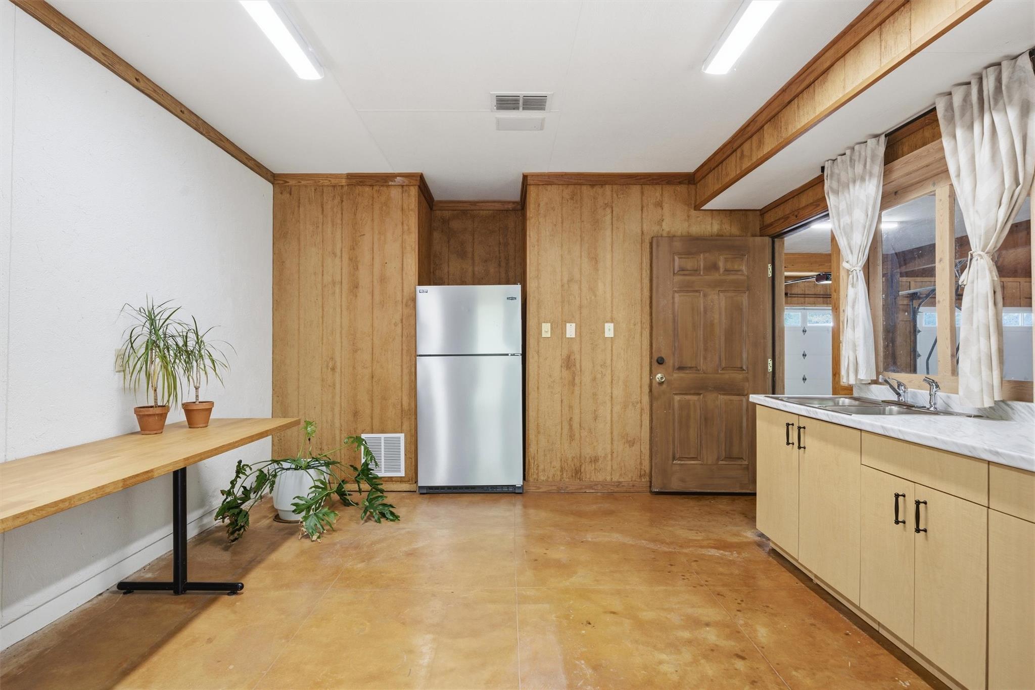 1800 County Road 436, Dime Box, TX 77853