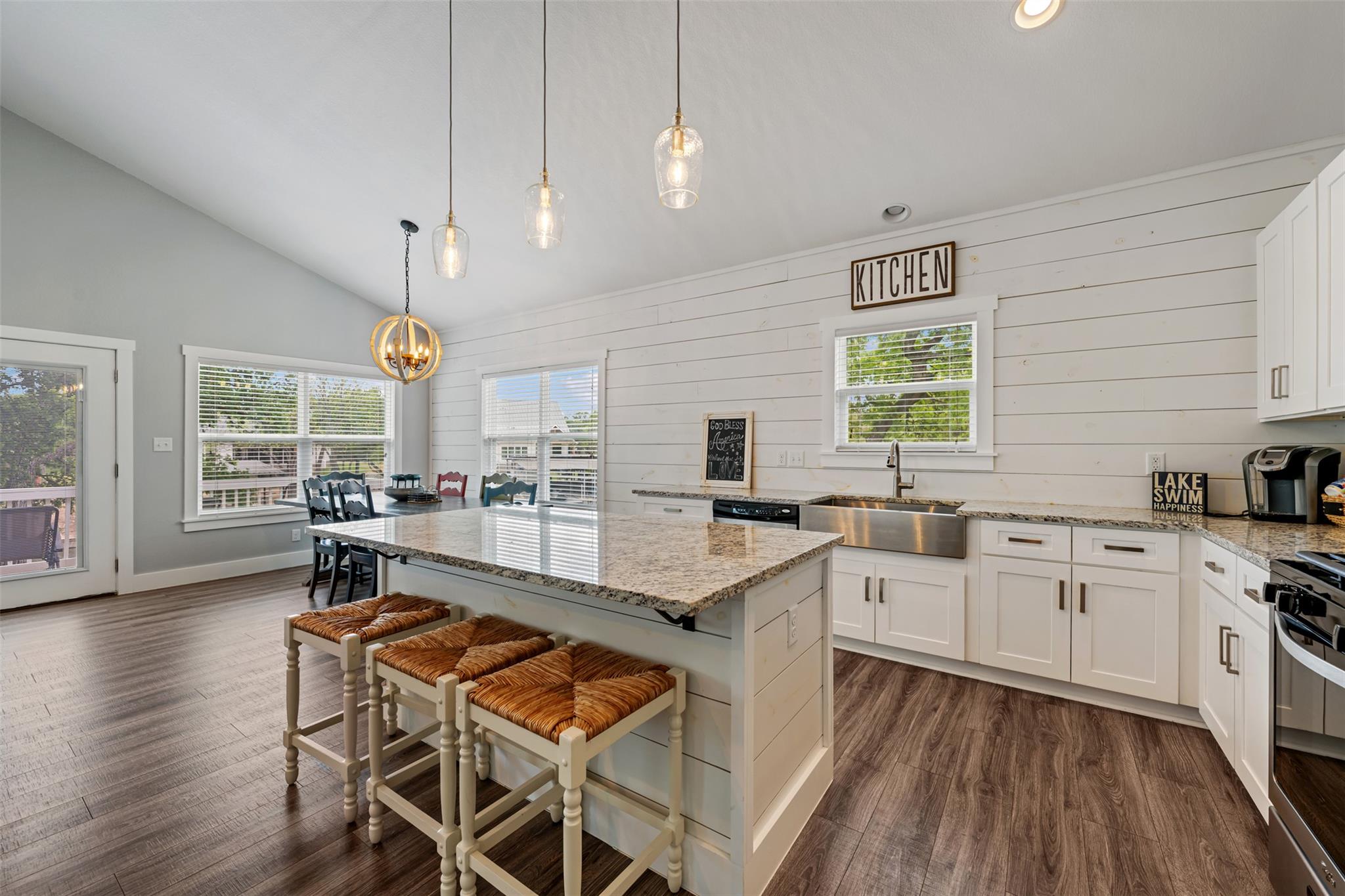 1016 Sherwood Forest Dr, Marble Falls, TX 78654