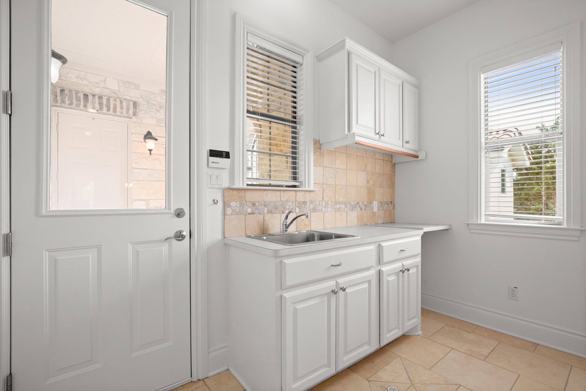 19 Swiftwater Trl, The Hills, TX 78738