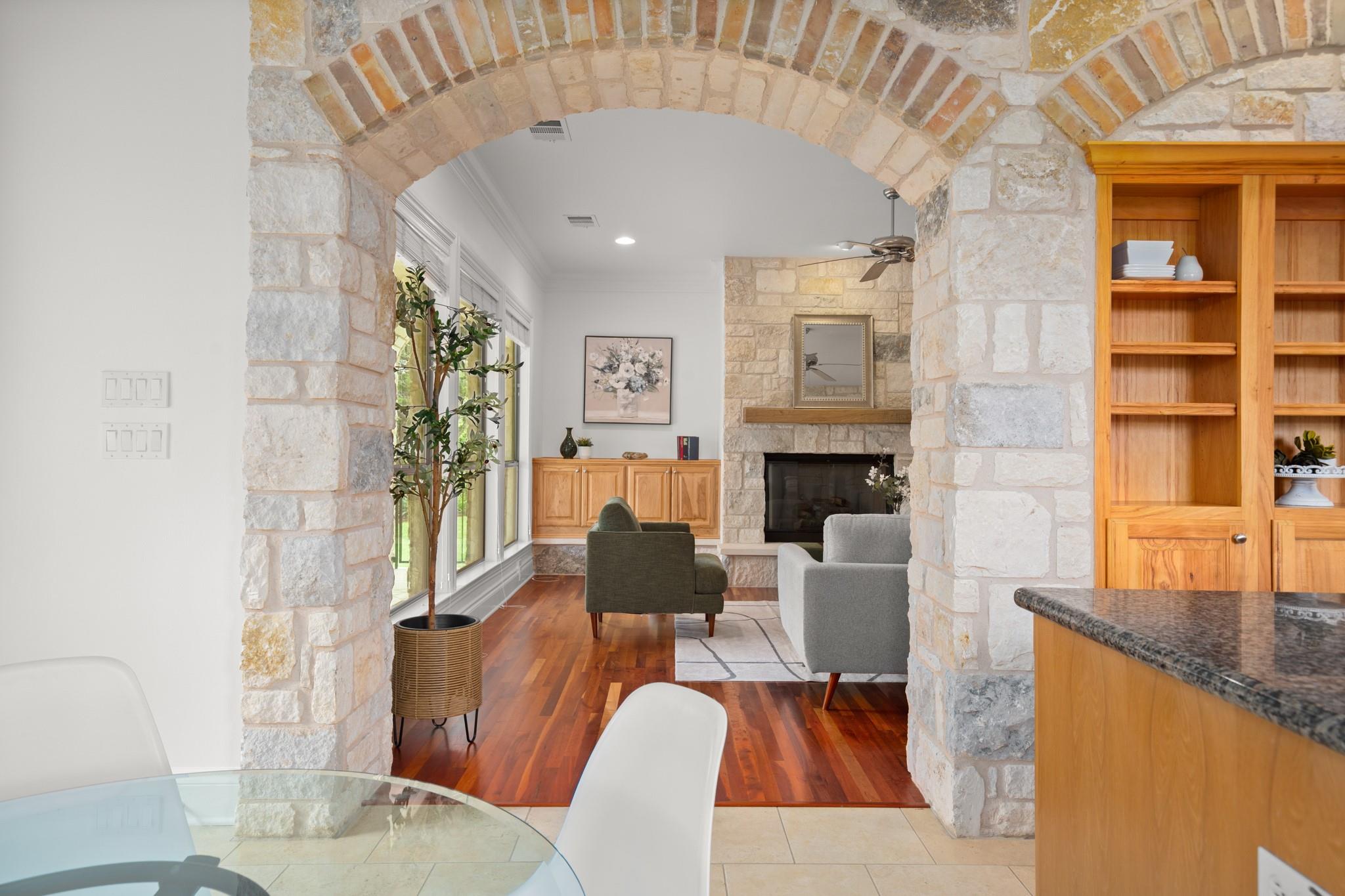 19 Swiftwater Trl, The Hills, TX 78738