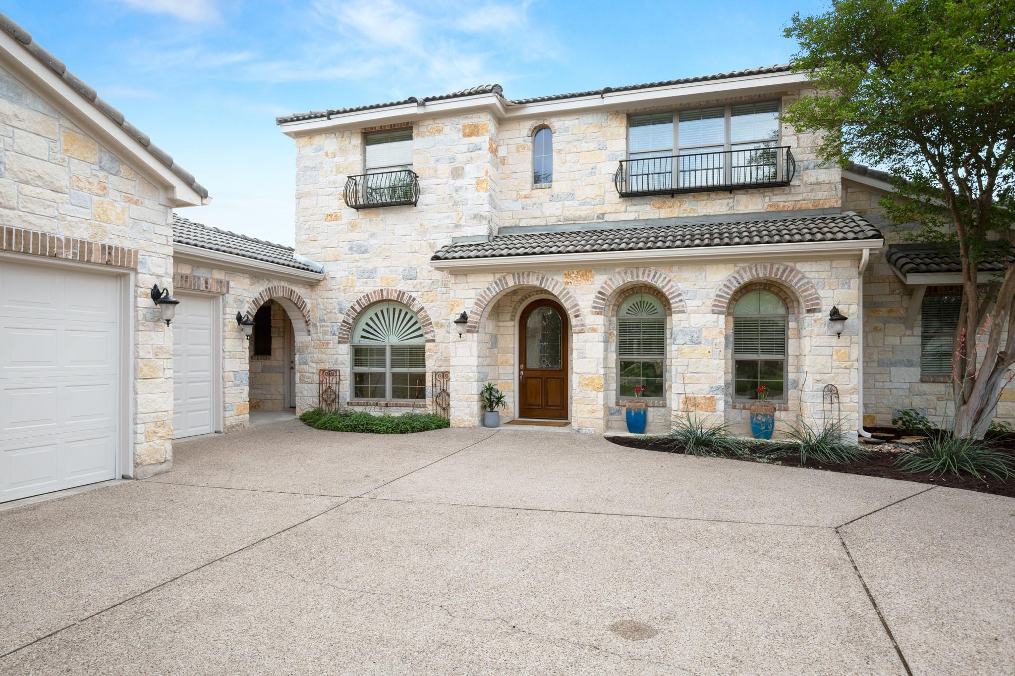 19 Swiftwater Trl, The Hills, TX 78738