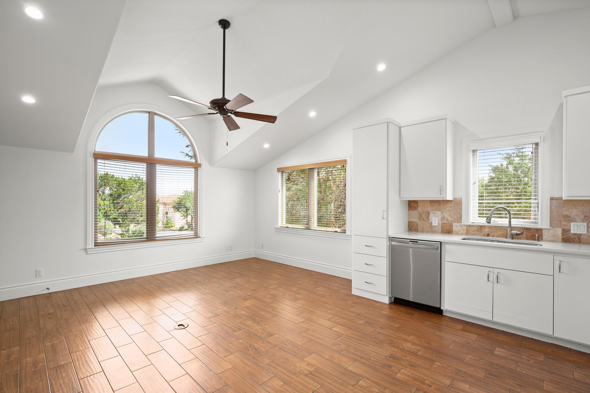 19 Swiftwater Trl, The Hills, TX 78738