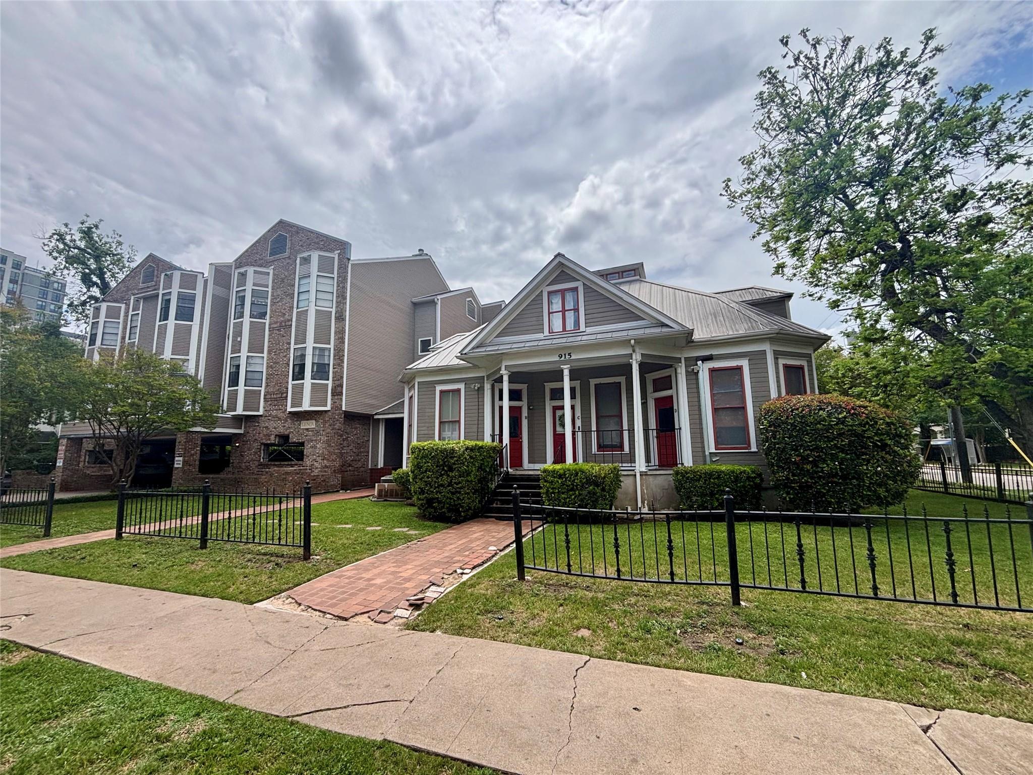 915 W 23rd St # 206, Austin, TX 78705