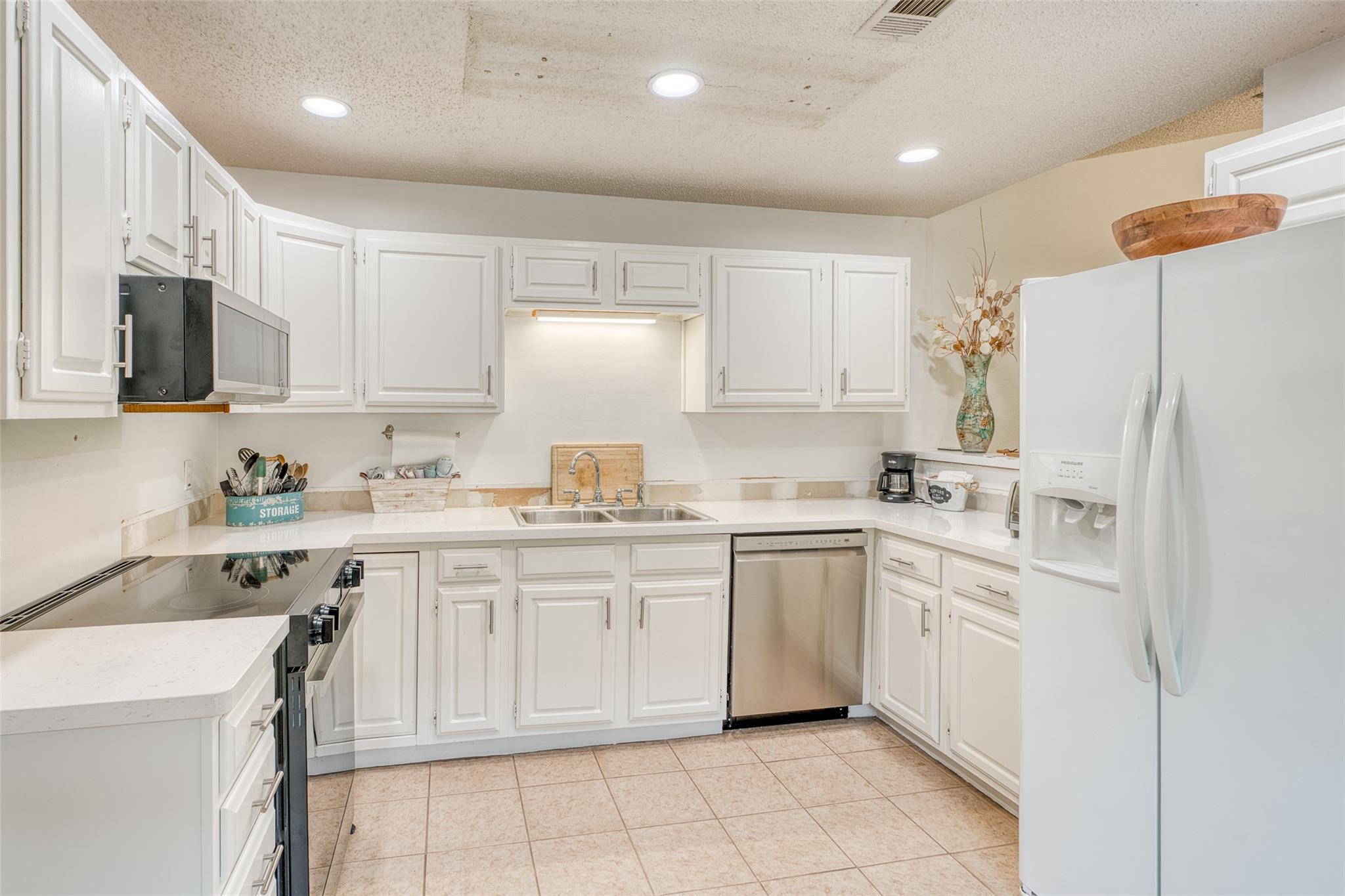 27 Oaks Pl, Lago Vista, TX 78645