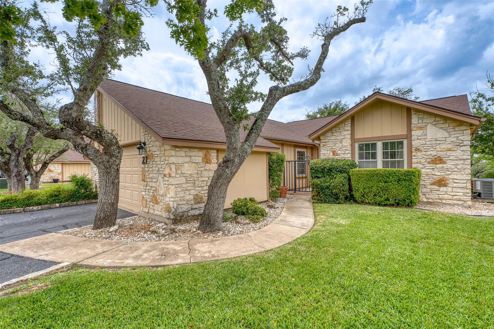 27 Oaks Pl, Lago Vista, TX 78645