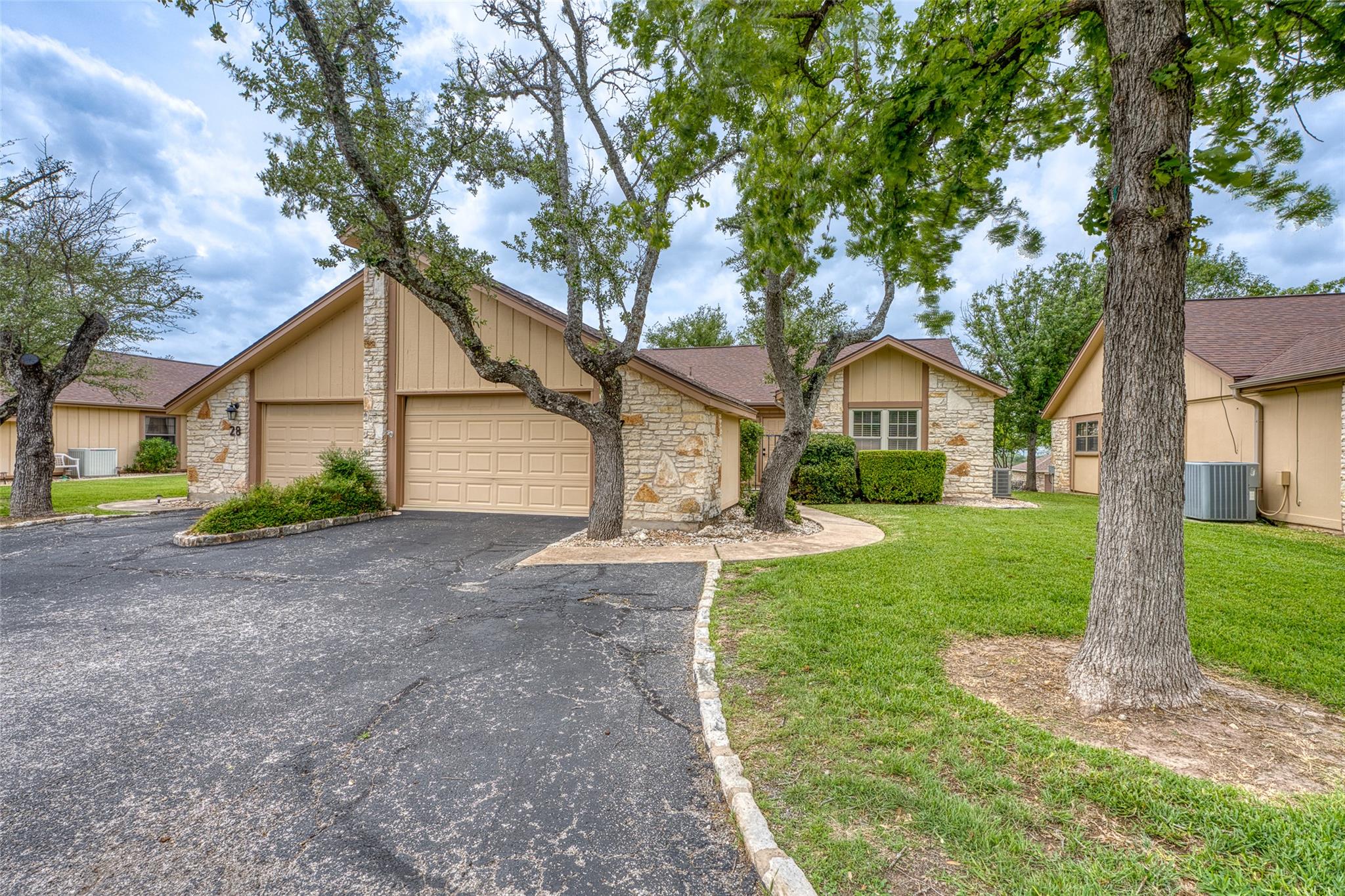 27 Oaks Pl, Lago Vista, TX 78645