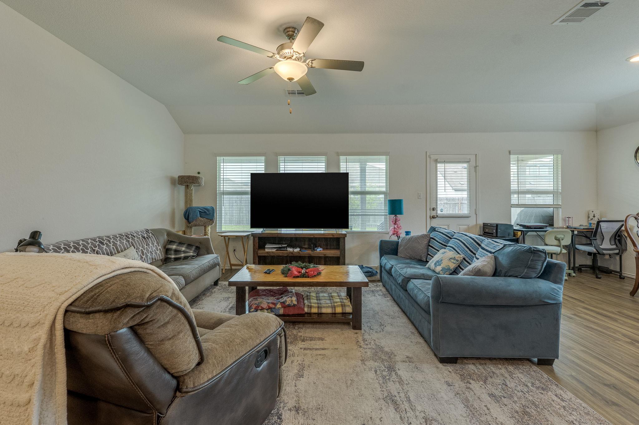 423 Bluejack Way, Hutto, TX 78634