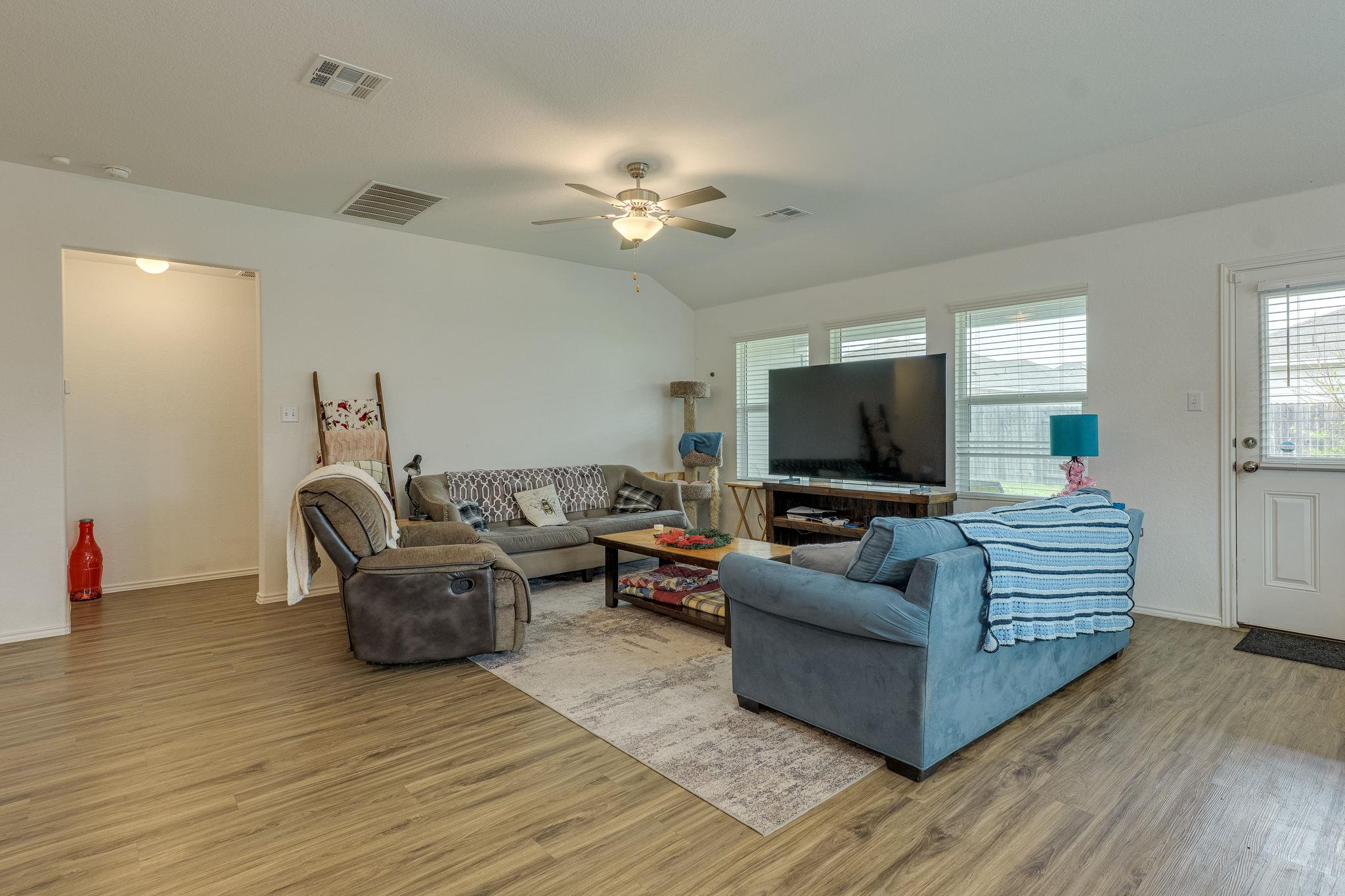 423 Bluejack Way, Hutto, TX 78634