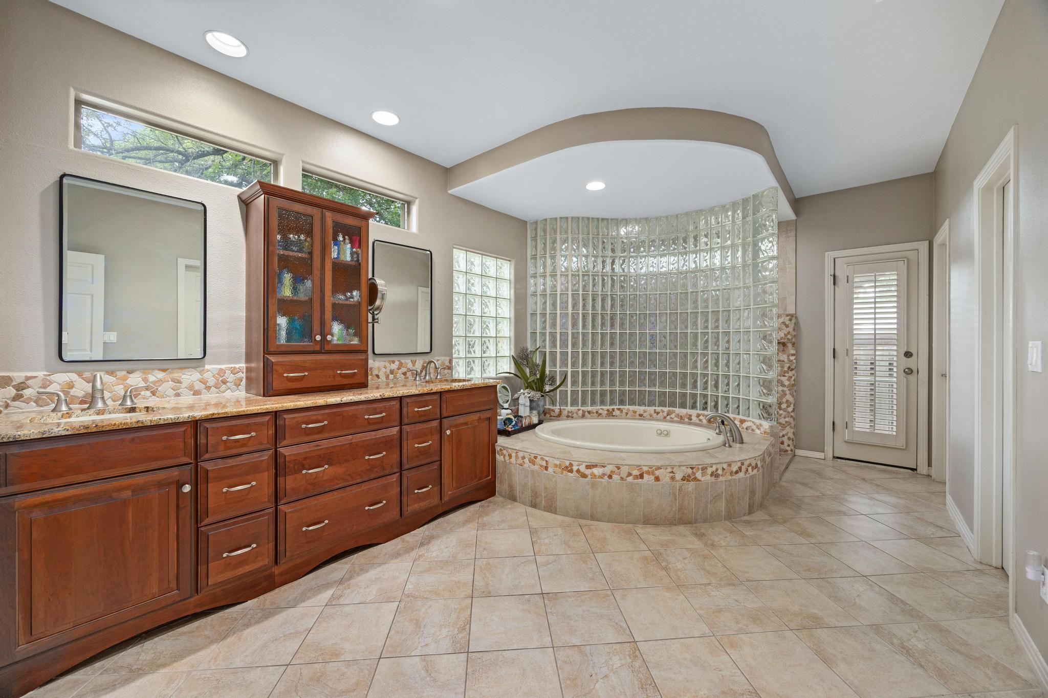 917 Challenger, Lakeway, TX 78734