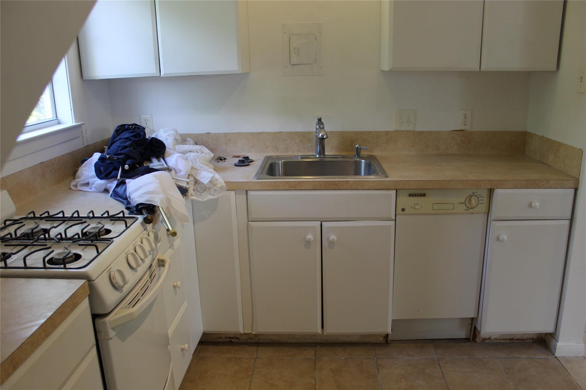 1010 W Live Oak St # B, Lockhart, TX 78644