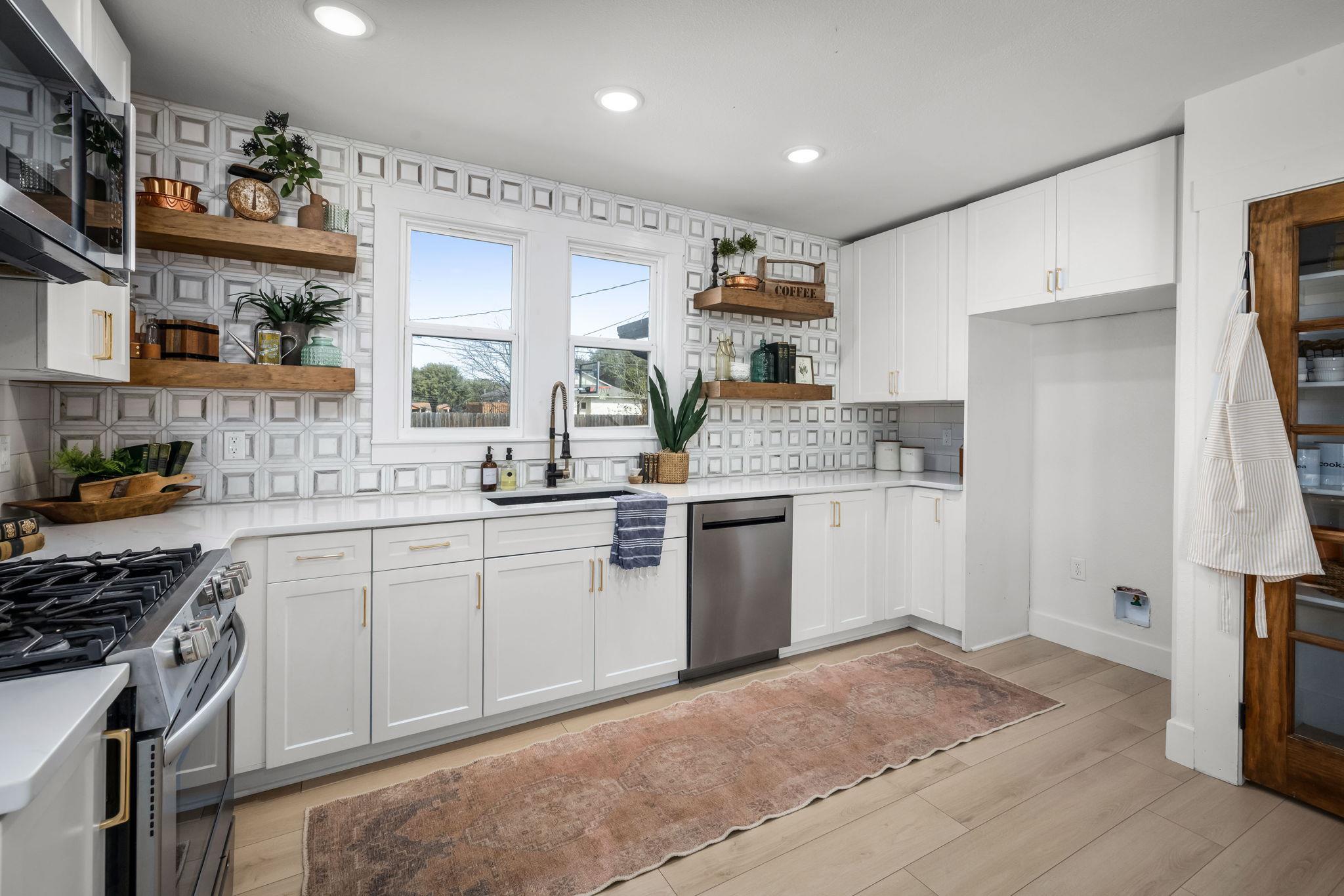 215 Paulus St, Schulenburg, TX 78956