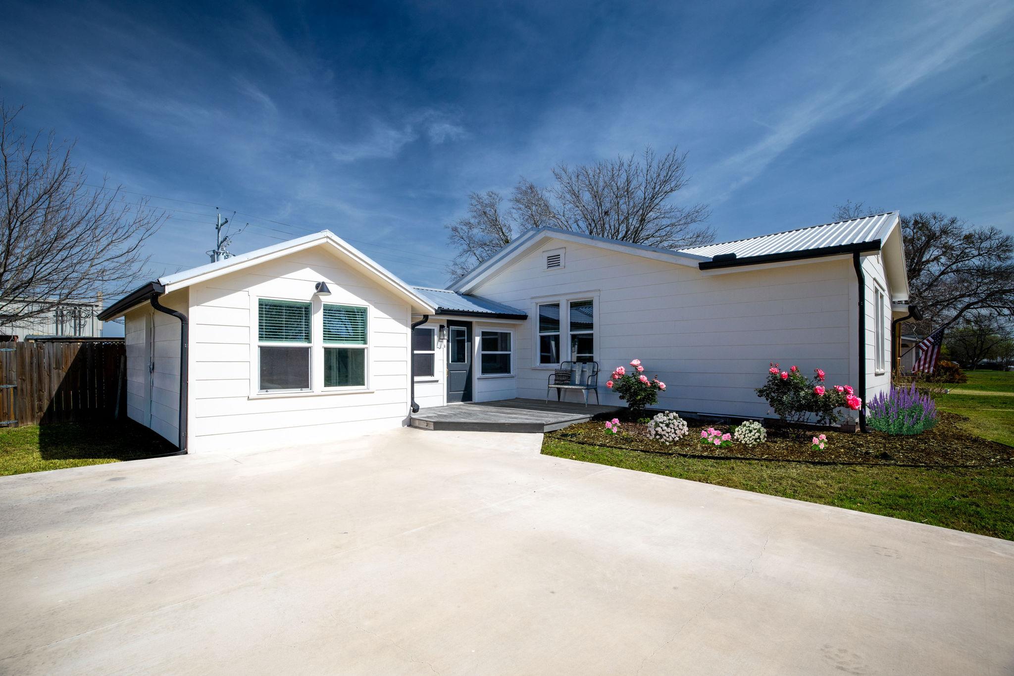 215 Paulus St, Schulenburg, TX 78956