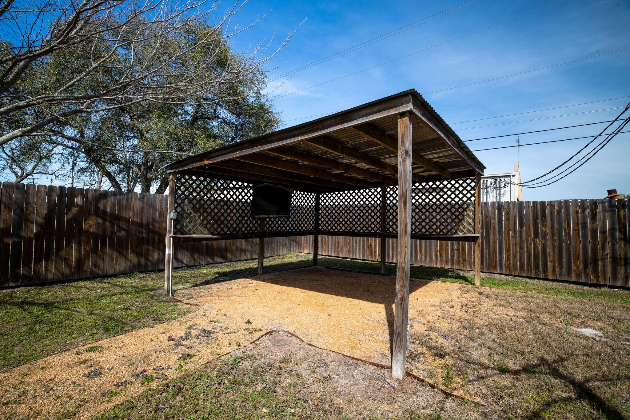 215 Paulus St, Schulenburg, TX 78956