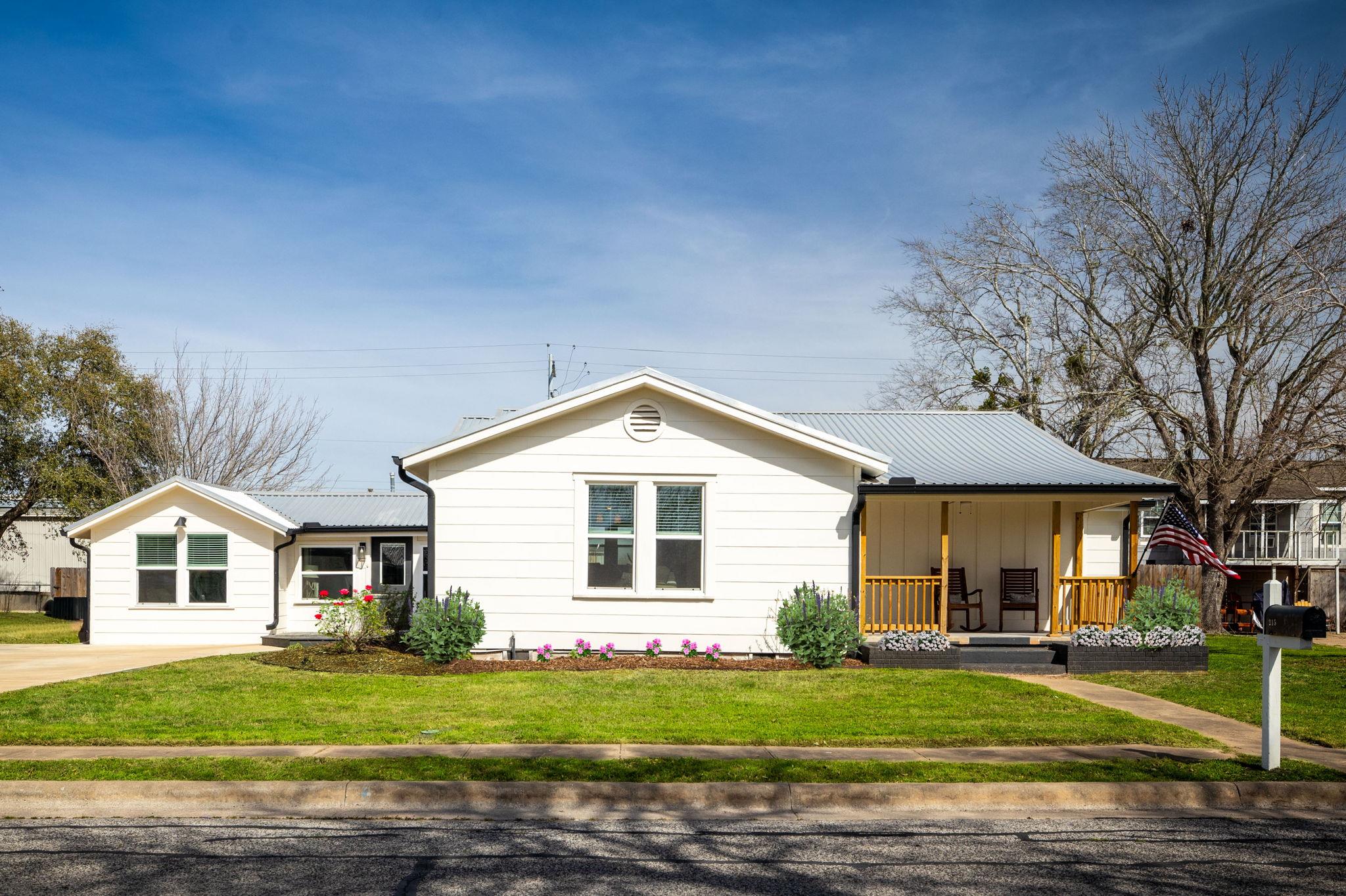 215 Paulus St, Schulenburg, TX 78956