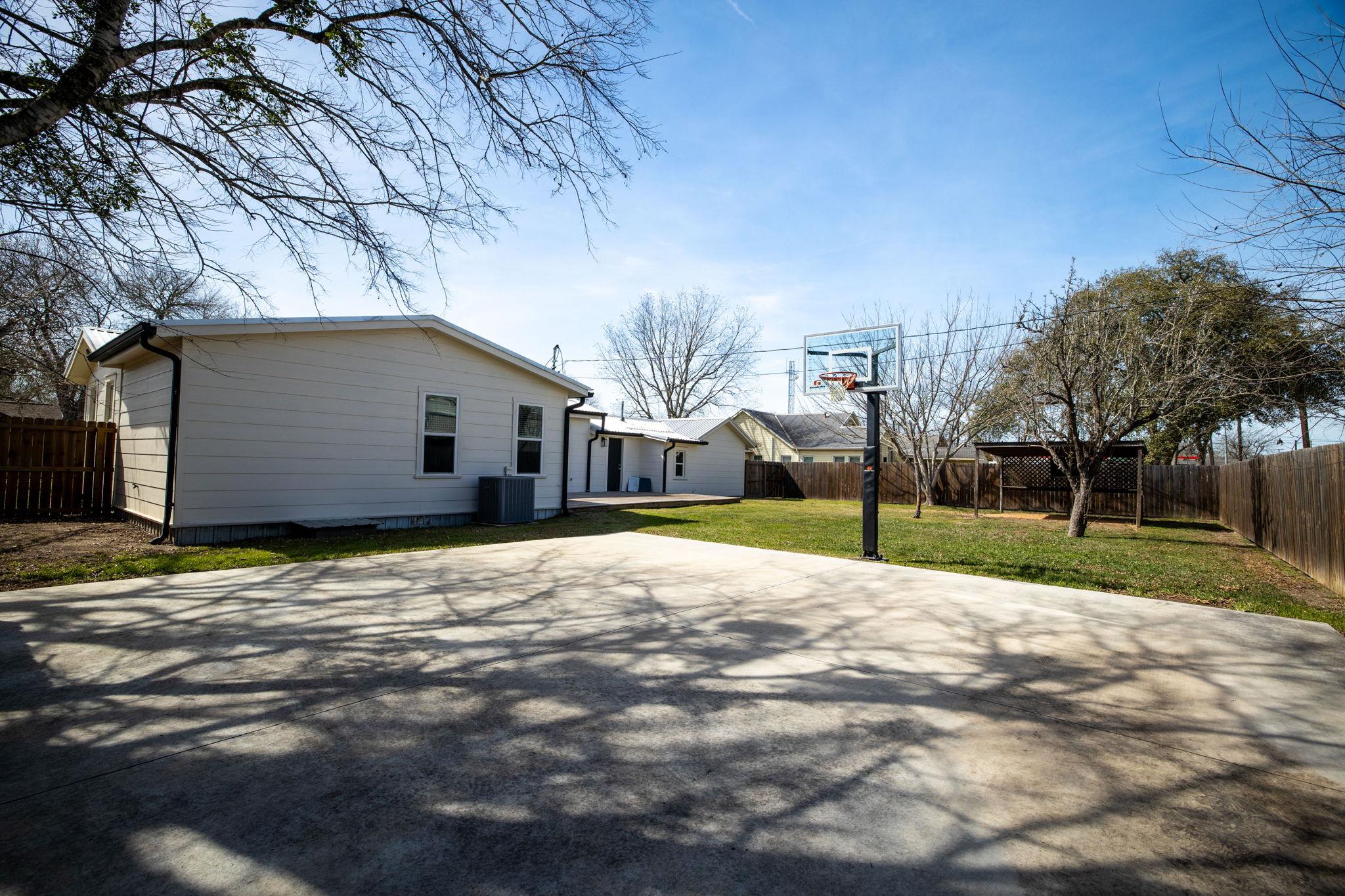 215 Paulus St, Schulenburg, TX 78956