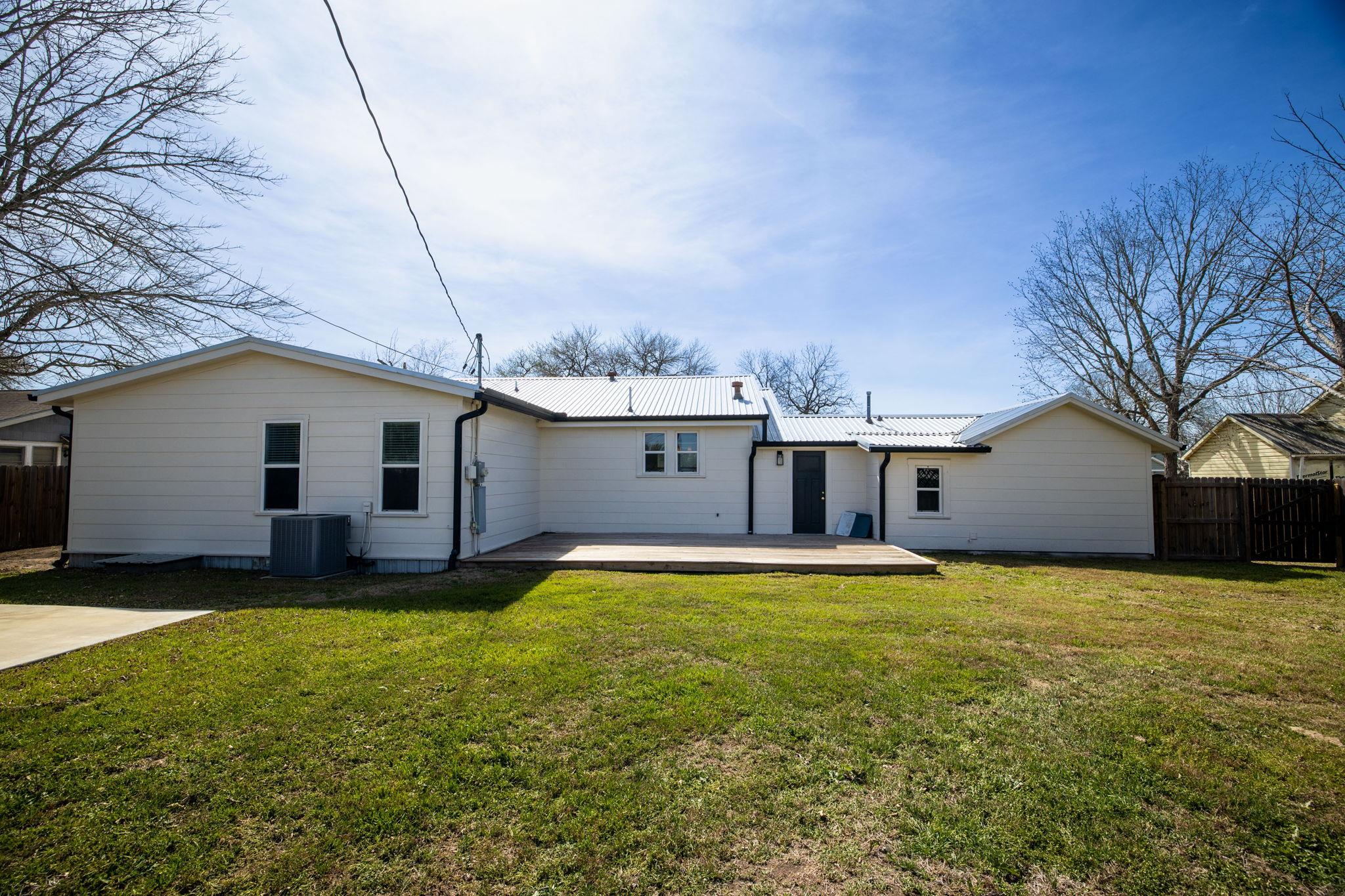 215 Paulus St, Schulenburg, TX 78956