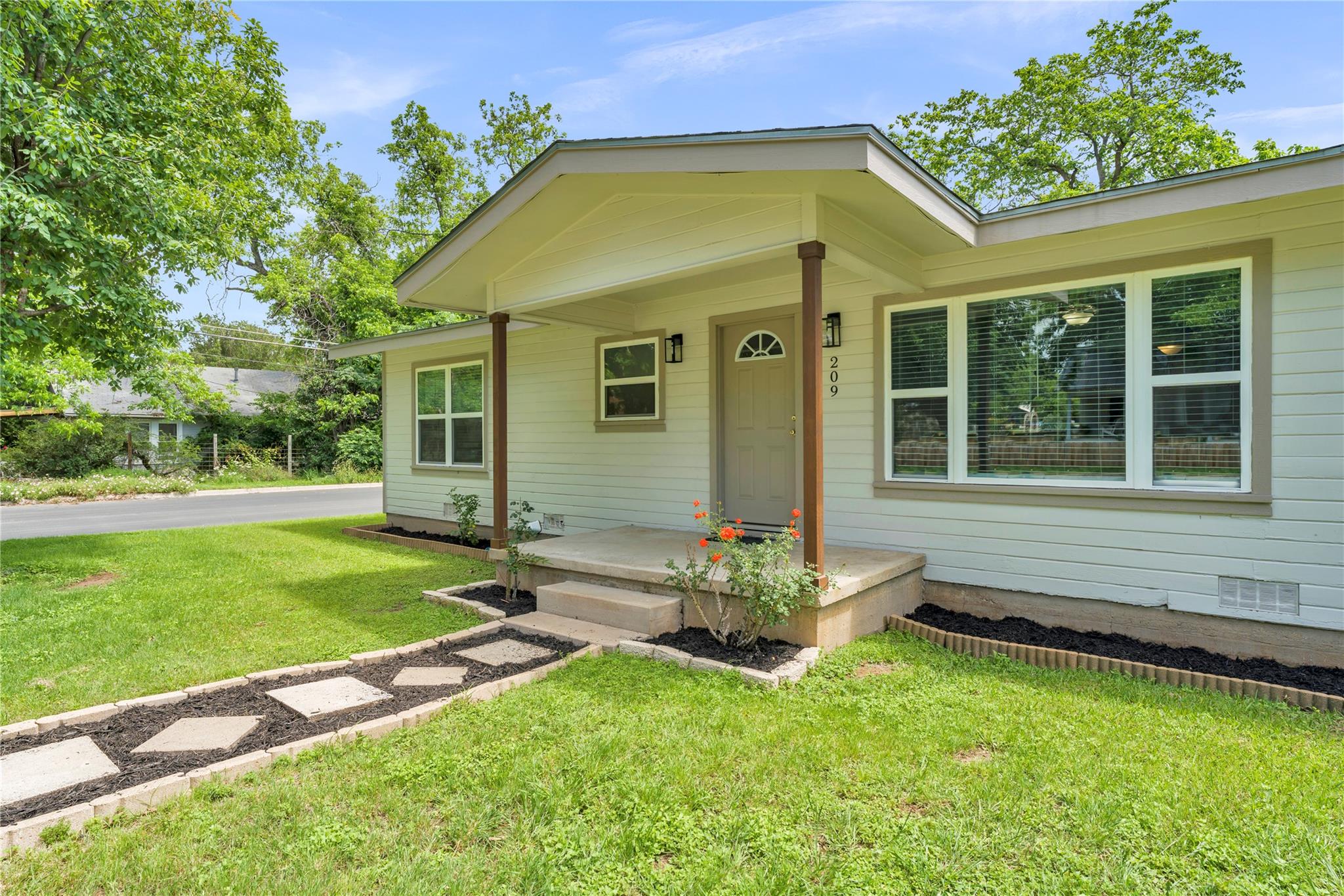 209 E Live Oak St, Burnet, TX 78611