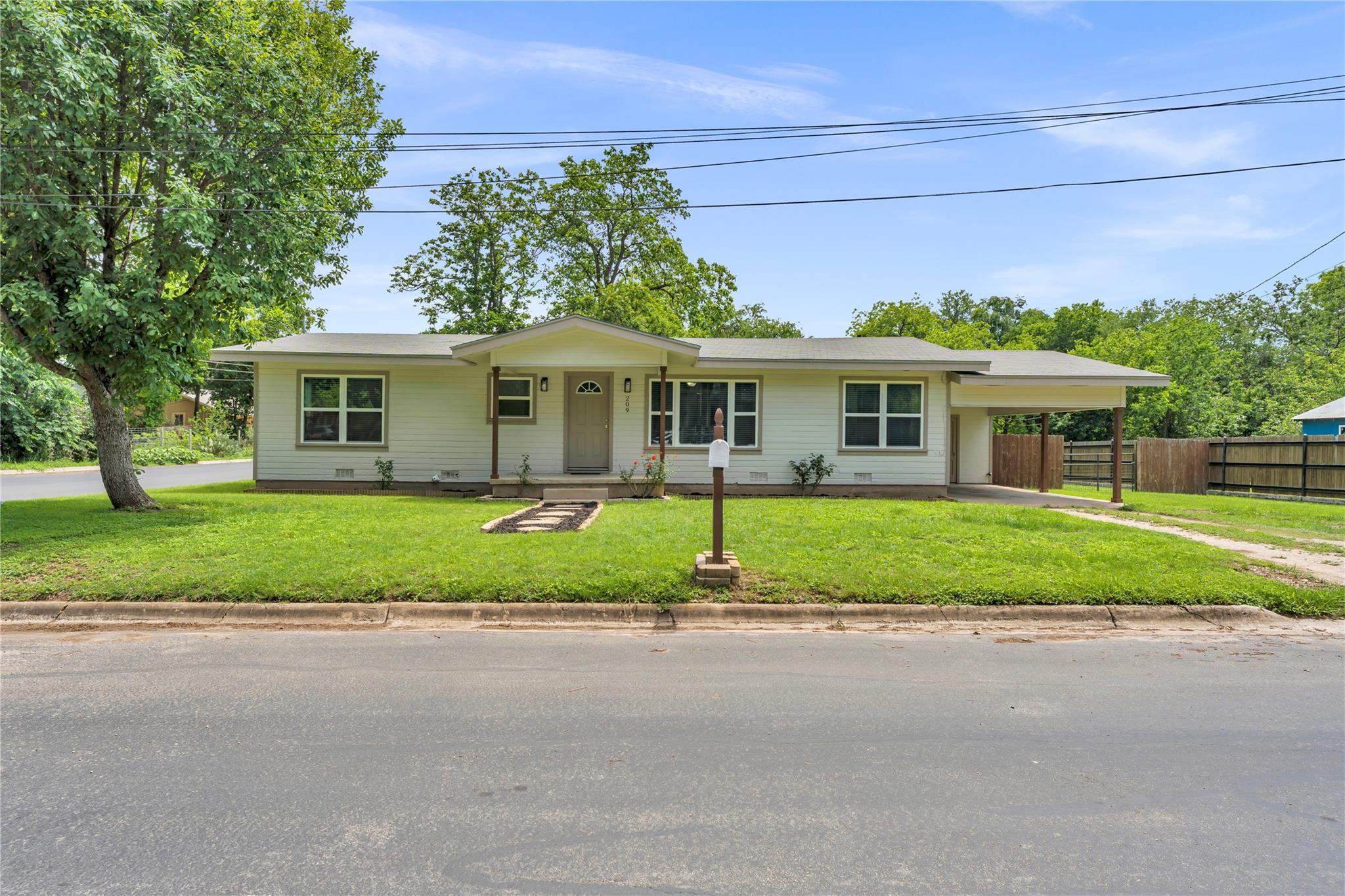 209 E Live Oak St, Burnet, TX 78611