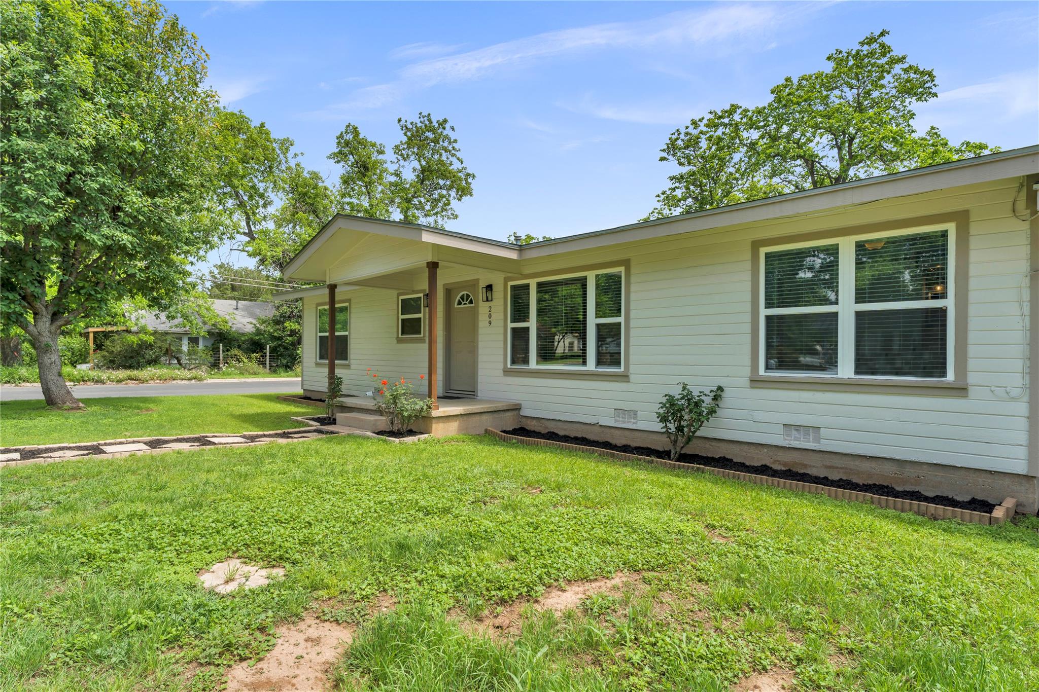 209 E Live Oak St, Burnet, TX 78611