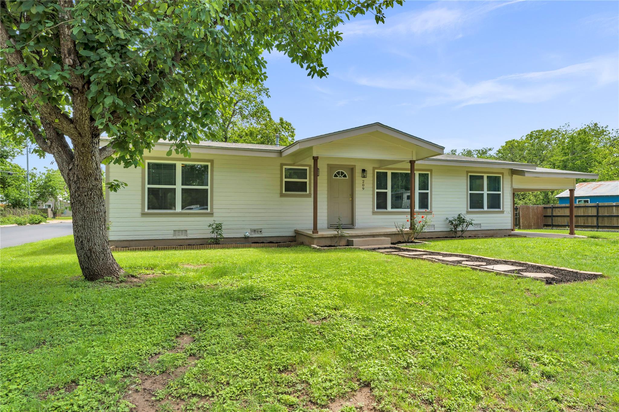 209 E Live Oak St, Burnet, TX 78611