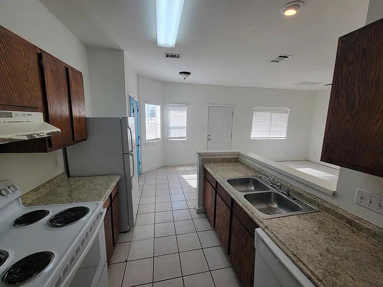 812 Sagewood Trl, San Marcos, TX 78666